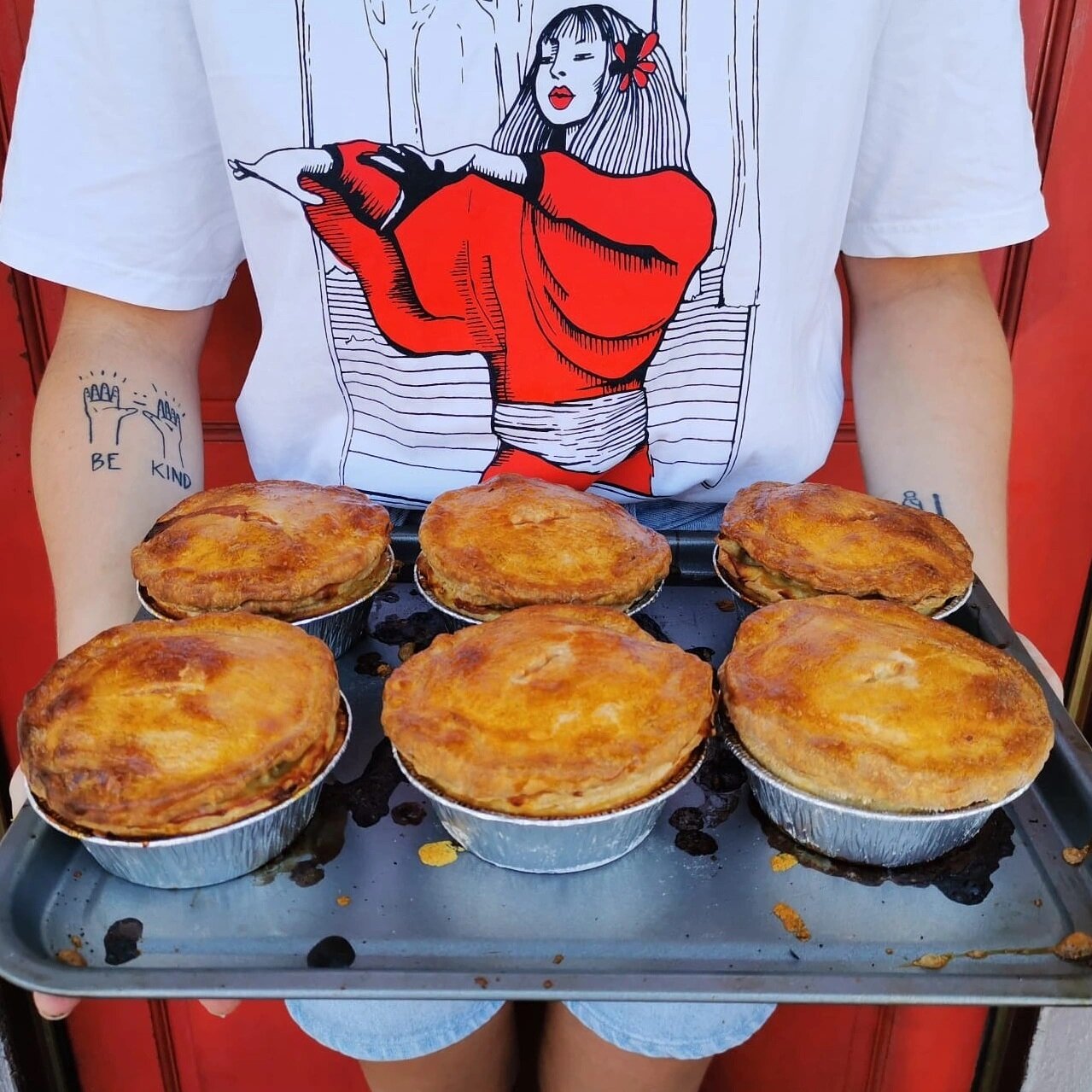 💃 KATE BUSH SAYS GO BUY PIE 💃

AND GUESS WHAT?????!!!!!!
I've finally added VEGAN PIIIIIIE 🎉🤯🥳 

Yes my vegan beauties welcome to my world of pie, have a seat and get stuck in 🥰

Swipe for updated menu ➡️

3 and 6 pick-a-mix Pie Packs now avail
