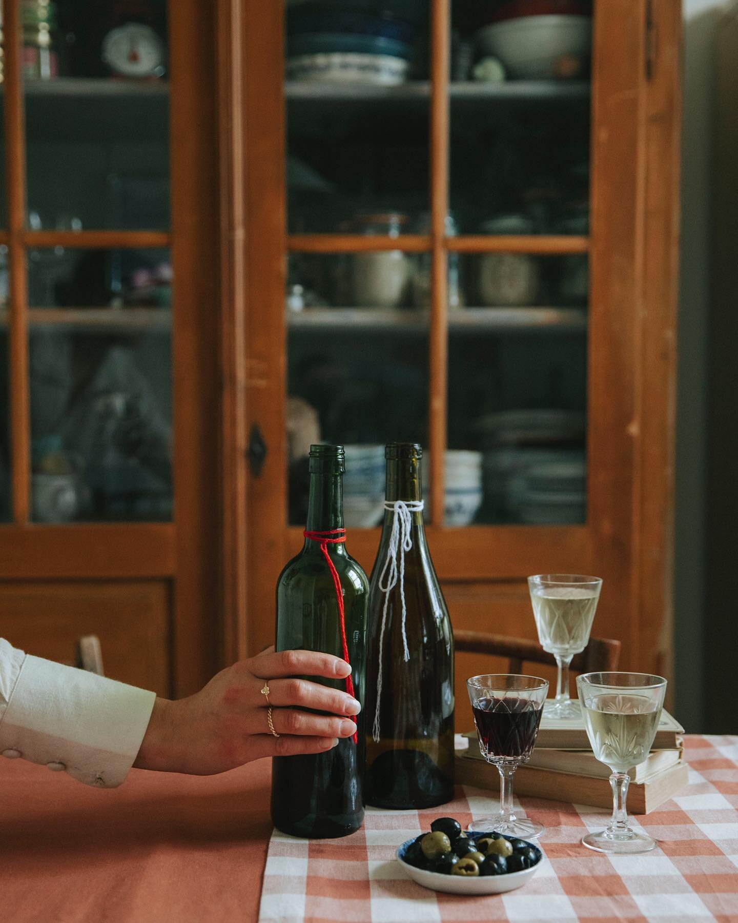 Happy Thursday friends ~ tonight I&rsquo;ve made grilled peaches with burrata, basil &amp; nut crumb for dinner (swipe 👉). Very tasty, and very easy. Record&rsquo;s on and a glass of wine is in my hand. What are your Thursday plans? Recipe below (wh