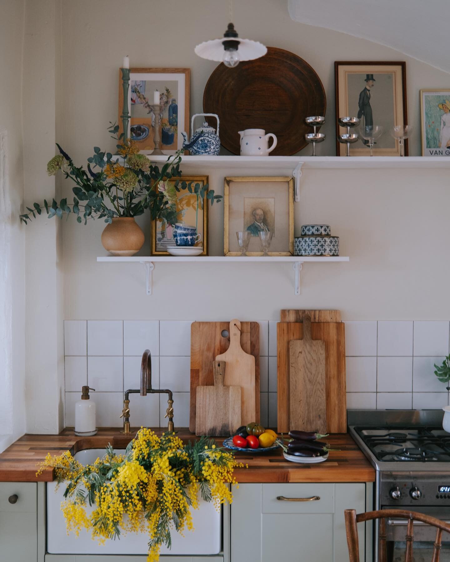 Today the kitchen was filled with flowers and fresh vegetables. The smell of mimosa spread through the house and I sat down to write a very honest, yet incredibly hard blog about changing career paths (link in bio). It&rsquo;s a question that tends t