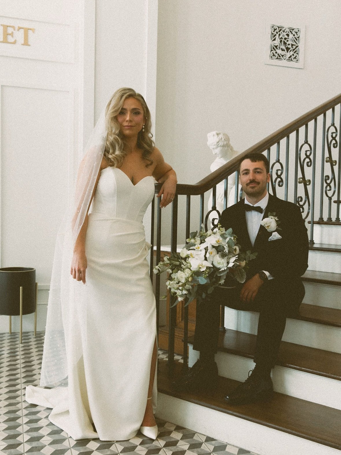 Cascading Bridal Bouquets are SO back&hellip;&amp; we are in love. 🤍

Congratulations @_mikayla_persichetti 
MUA: @makeupbybrielle 
Planner: @sunburstsandstardust 
Photography: @brittanybearphotography 
Florals: @__yougrowgal 
Hair: @flourishwithjon