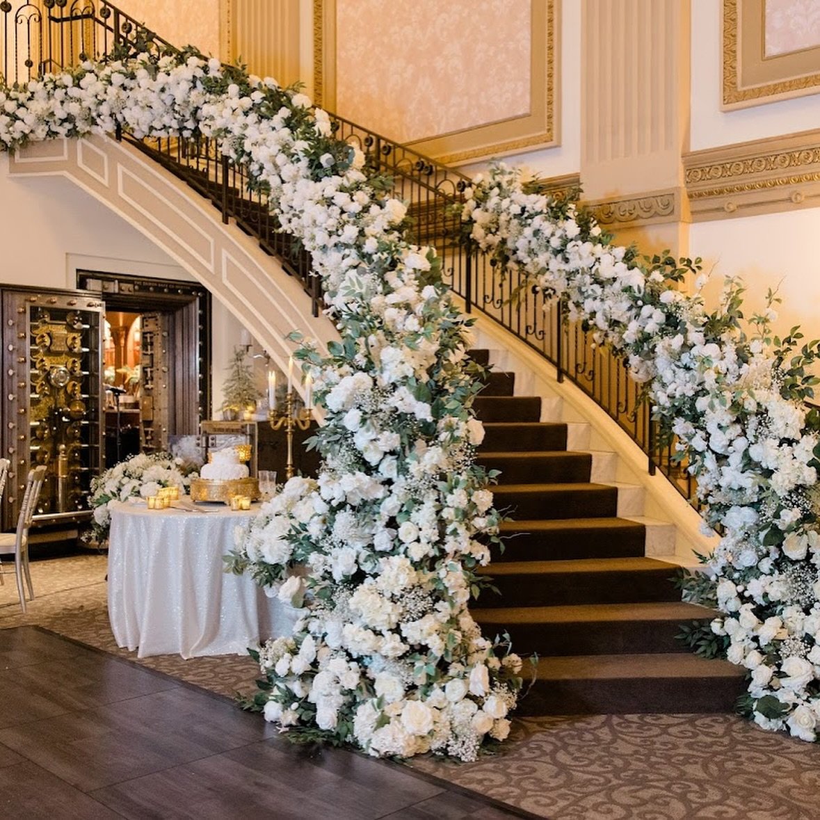 Our biggest staircase yet! 

#weddingflowers #vault634 
#parkchateau #shadowbrook #legacycastle #rainbowroom #620loftandgarden #ohekacastle #hudsonhouse