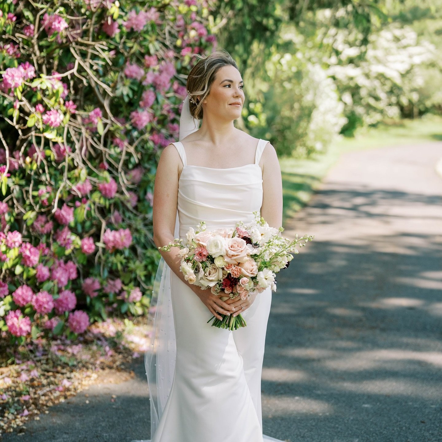 Tis&rsquo; The Season For Lush Garden Bridal Bouquets 💐🤍

Photography: @alyssamanciniphoto 

#eagleoakscountryclub #parkchateau #parksavoy #legacycastle #shadowbrookatshrewsbury #620loftandgarden #rainbowroom #hudsonhouse #hotelduvillage #elkinsest