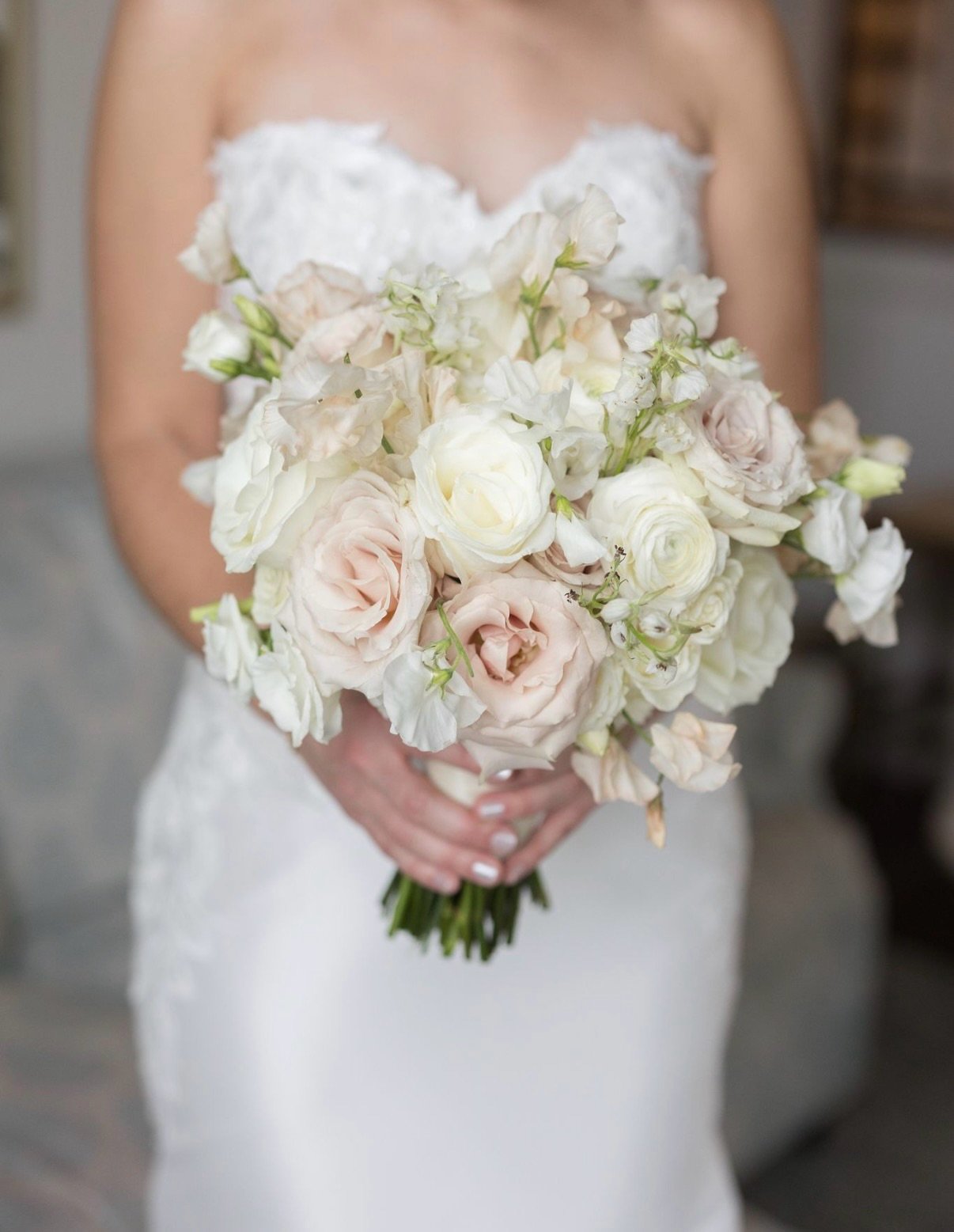 Blush pinks and creamy ivory florals come together to create the most romantic bridal bouquet k+
J, thank you for trusting us!

Venue: @renaultwineryresort
Photographer: @susanhennessey
#renaultwinery #parkchateau #parksavoy #florentinegardens #hudso