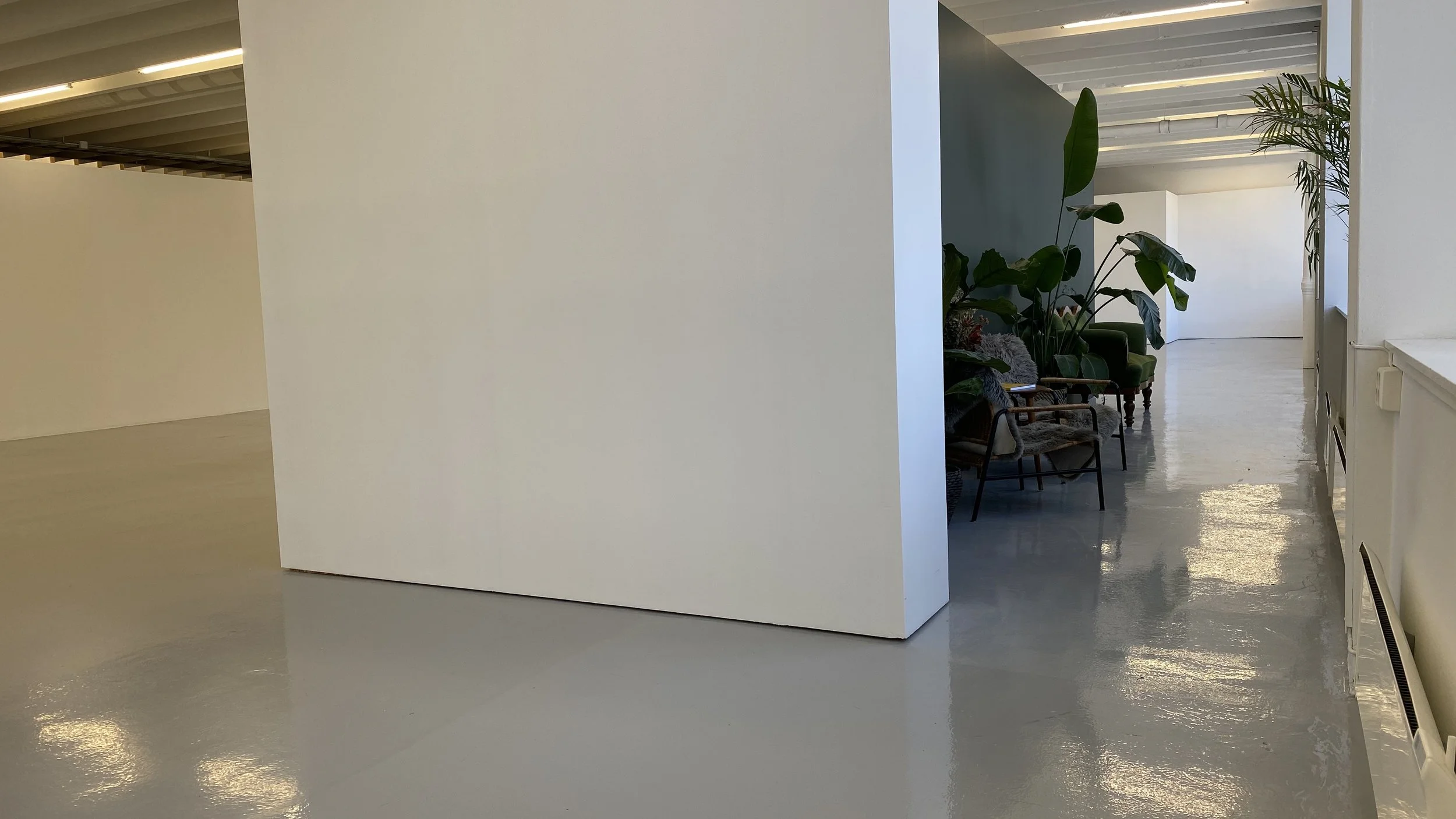 Indre sal/ sikt inn mot passasje/sitteområde