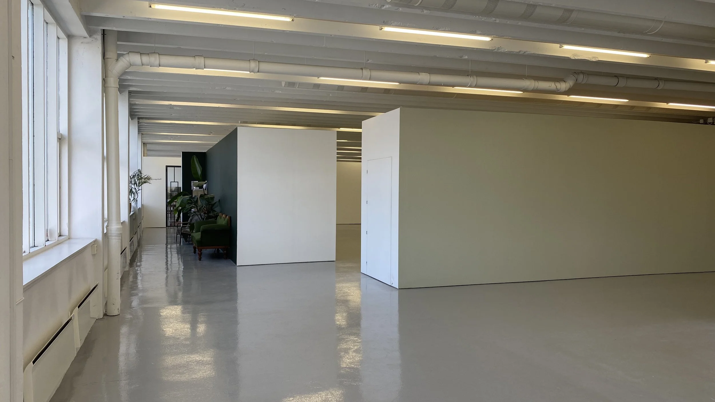 Ytre sal/ sikt inn mot passasje/sitteområde