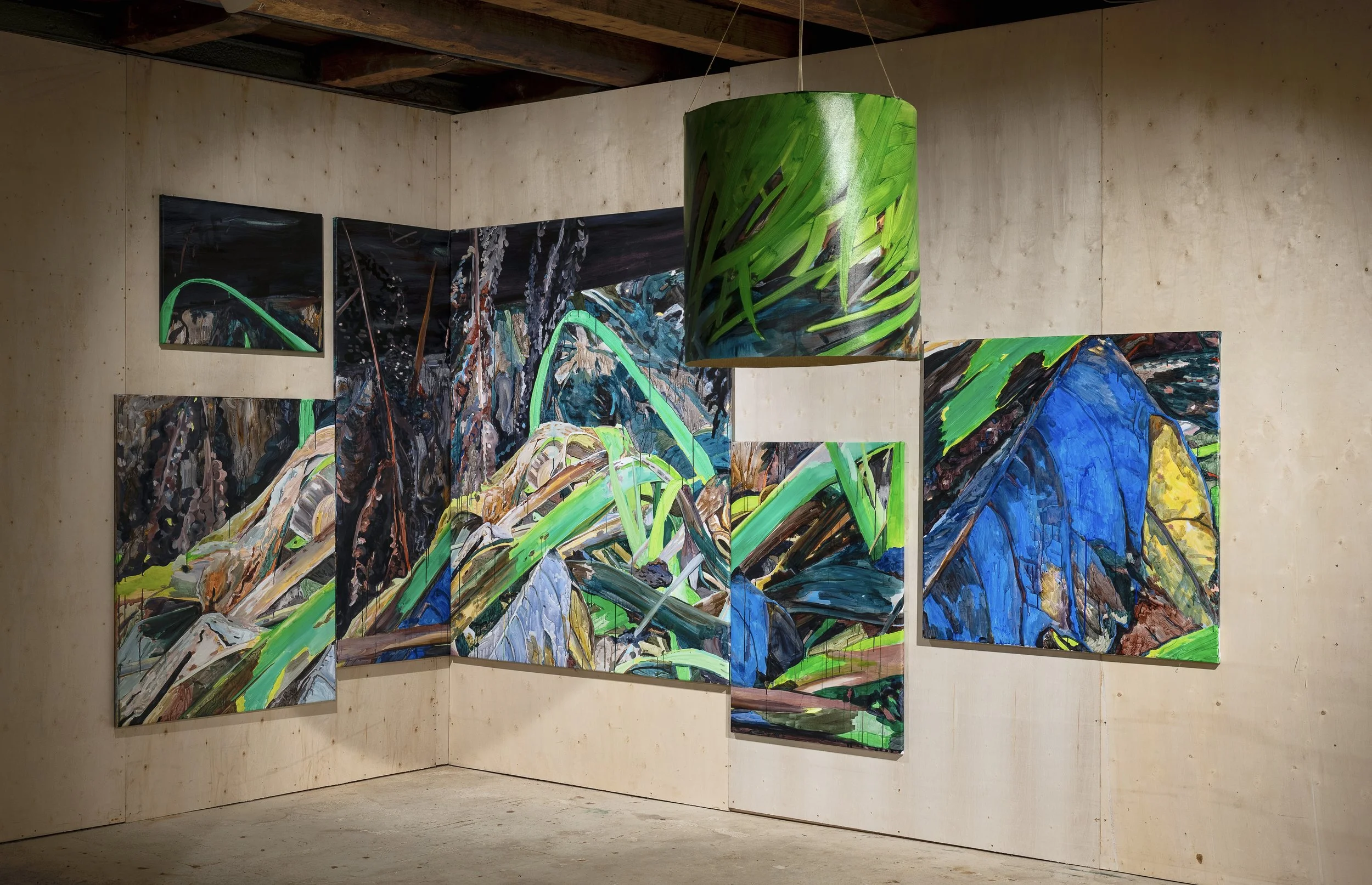 "Komposisjon 2",  akryl på lerret, 385 cm x 150 cm. Til høyre: detalj. 

Malerier og ett objekt satt sammen i en komposisjon: Maleriene/objekt kan settes sammen på flere måter og tilpasses et gitt rom. Fra utstilling i Galleri Christinegaard 2023. Fo