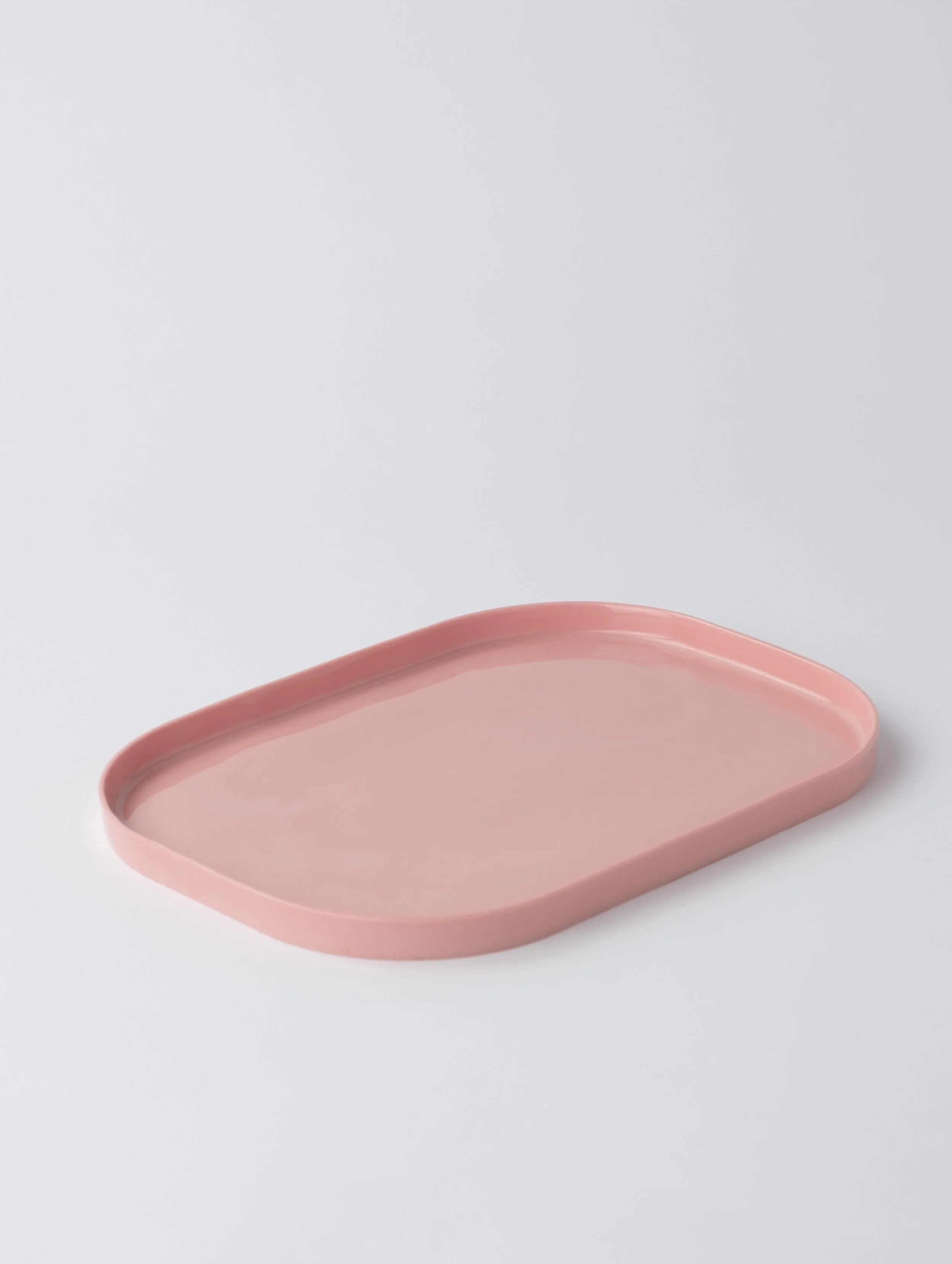 Plateau en porcelaine compact rose fait main — Salima Zahi Paris