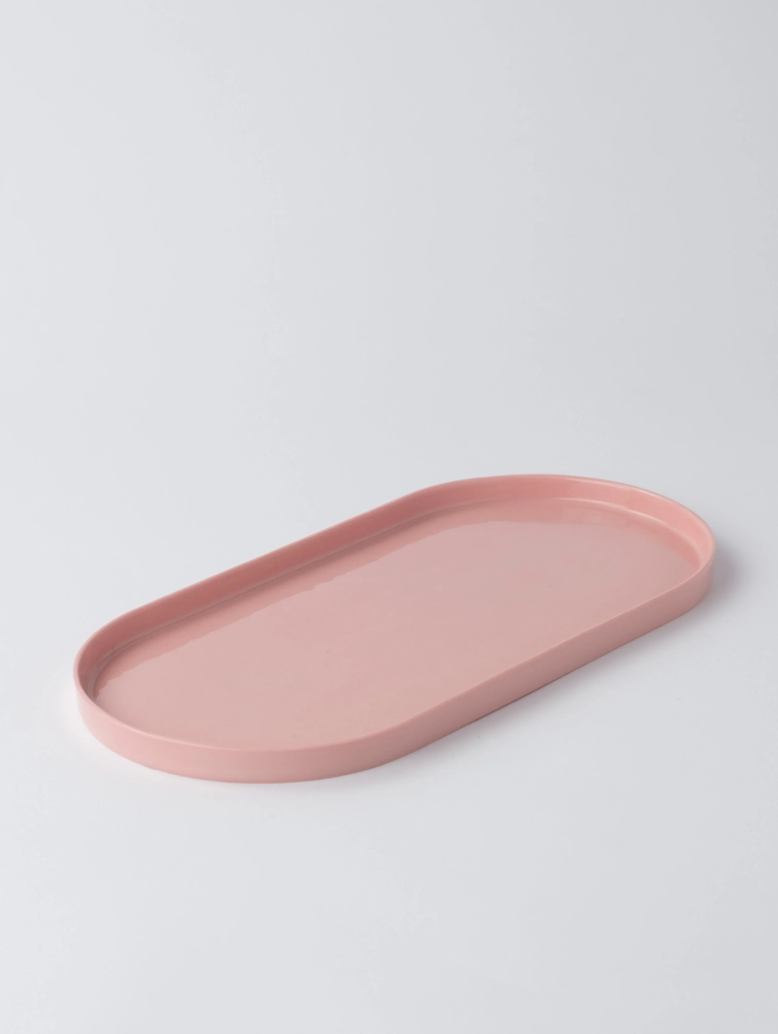 Plateau en porcelaine long rose fait main — Salima Zahi Paris