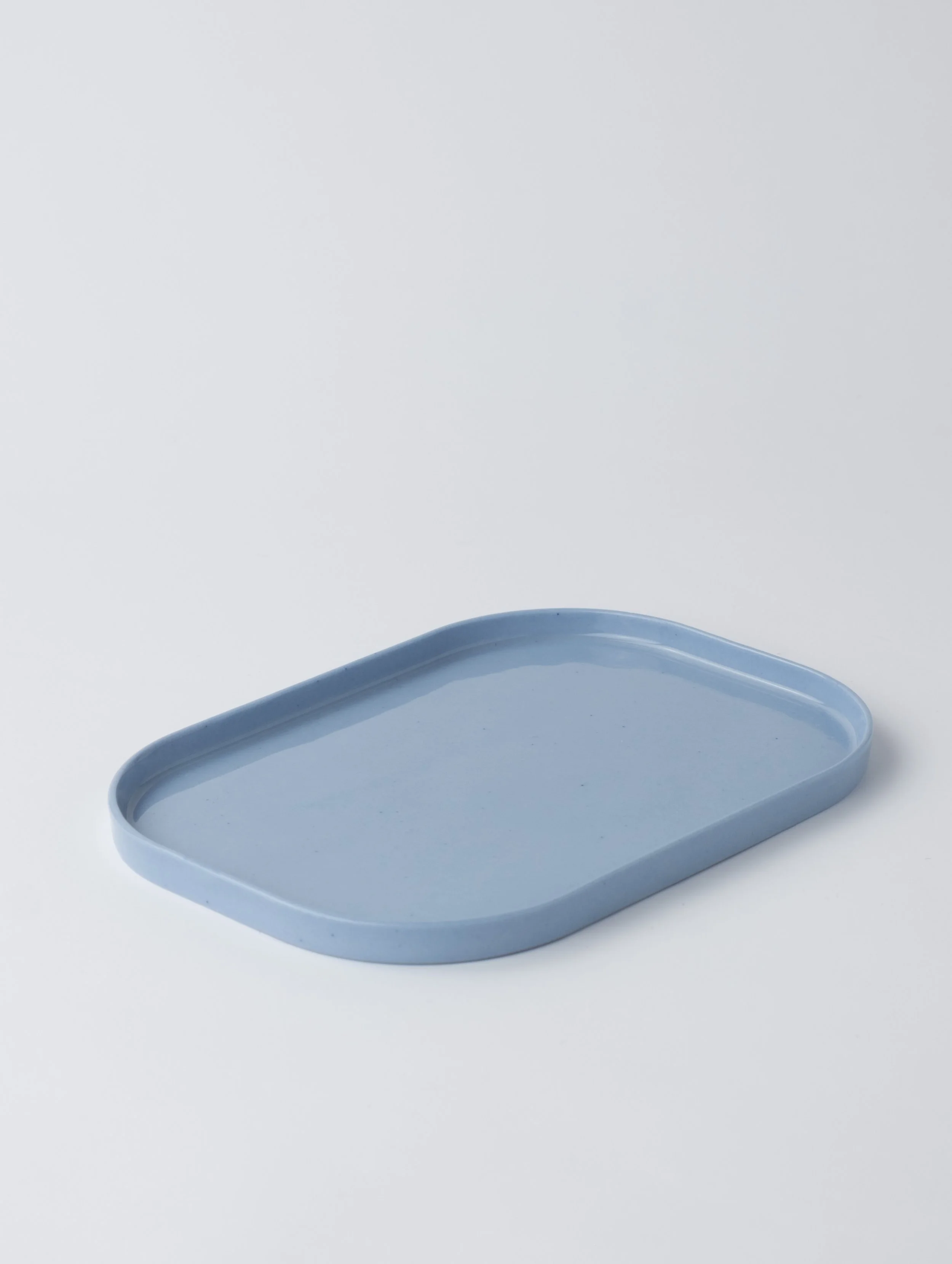 Plateau en porcelaine compact bleu pastel fait main — Salima Zahi Paris
