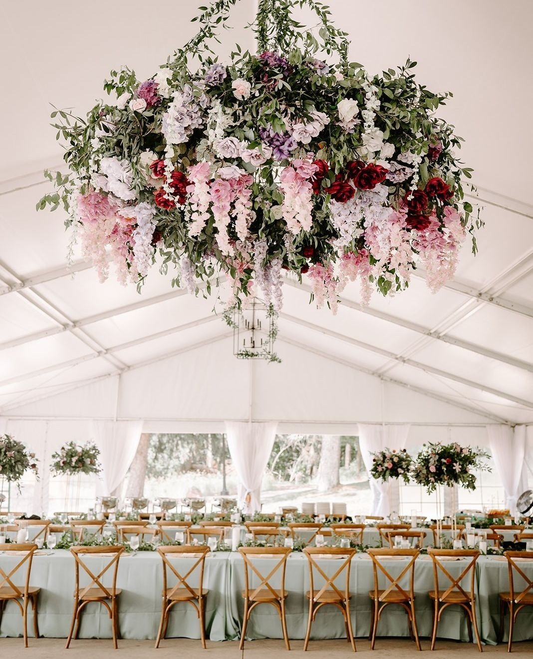 Here's your sign to add color to your wedding decor. 😍⁠
⁠
#weddingvenue #summerwedding #outdoorwedding #weddinginspo #weddingtrends⁠
⁠
Photography: @livlyszykphotography⁠
Coordination: @tanyalynnetteevents⁠
Floral + Decor: @Fleurologydesignsandevent