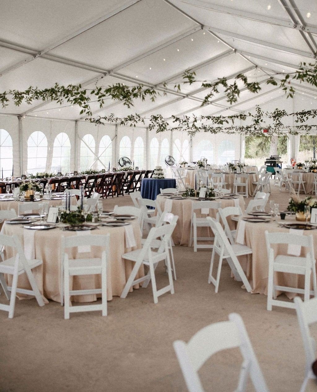 Not quite ready to embrace the bold jewel tone and primary color trends? Bringing in a neutral table linen (other than white) helps to warm up the tent and add some more visual interest without going bold. Then you can add more subtle pops of color i