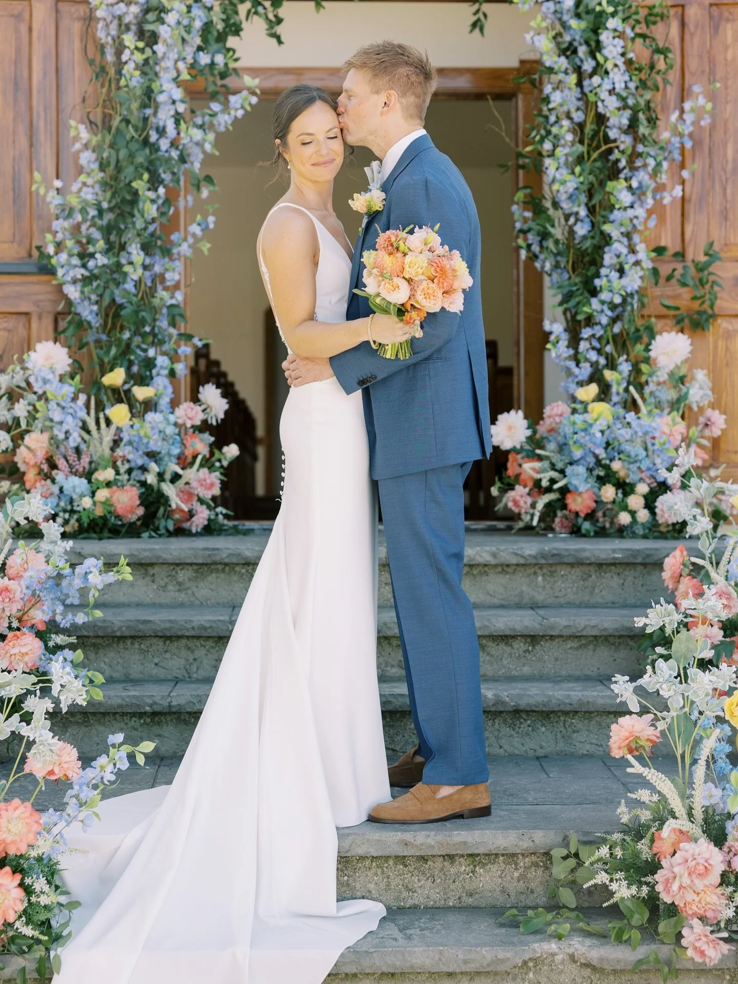 From the first quiet moments in the wedding party suite, to the ceremony at the wedding chapel to cocktail hour on the lawn and a full reception under the evening sky, a wedding day here moves with a natural rhythm.

Ceremony. Celebration. Dinner. Da