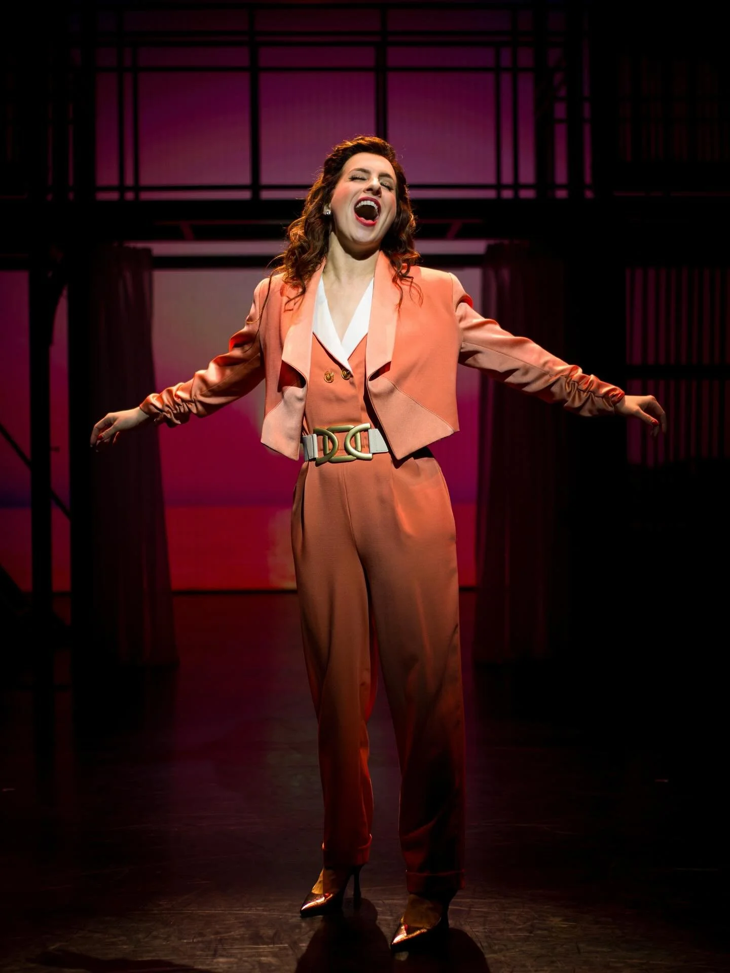 Ich wollt&rsquo; schon lange raus, und jetzt ist es soweit. 
Hey Vivian, ich freu&rsquo; mich auf dich. ❤️

📸 @benedikt_ivo 🫰🏼

#VivianWard #PrettyWoman #PrettyWomanDasMusical #MusicalTheatre #Tourlife