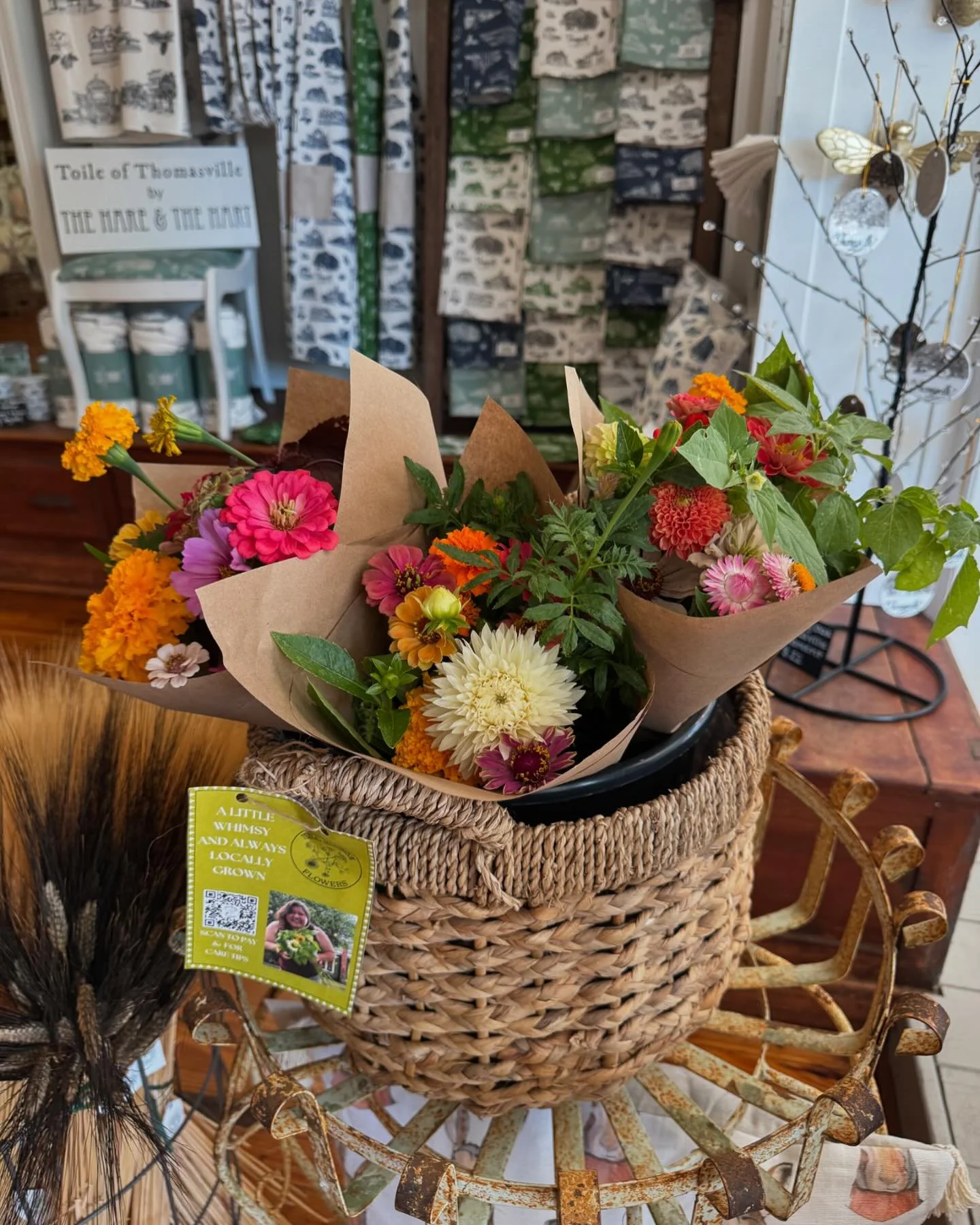 Took a few bouquets to @thehareandthehart for this gorgeous side walk sale day!

MARIGOLDS | ZINNIAS | BASIL | STRAWFLOWER | DAHLIAS | COSMOS | APPLE OF PERU | GOMPHRENA