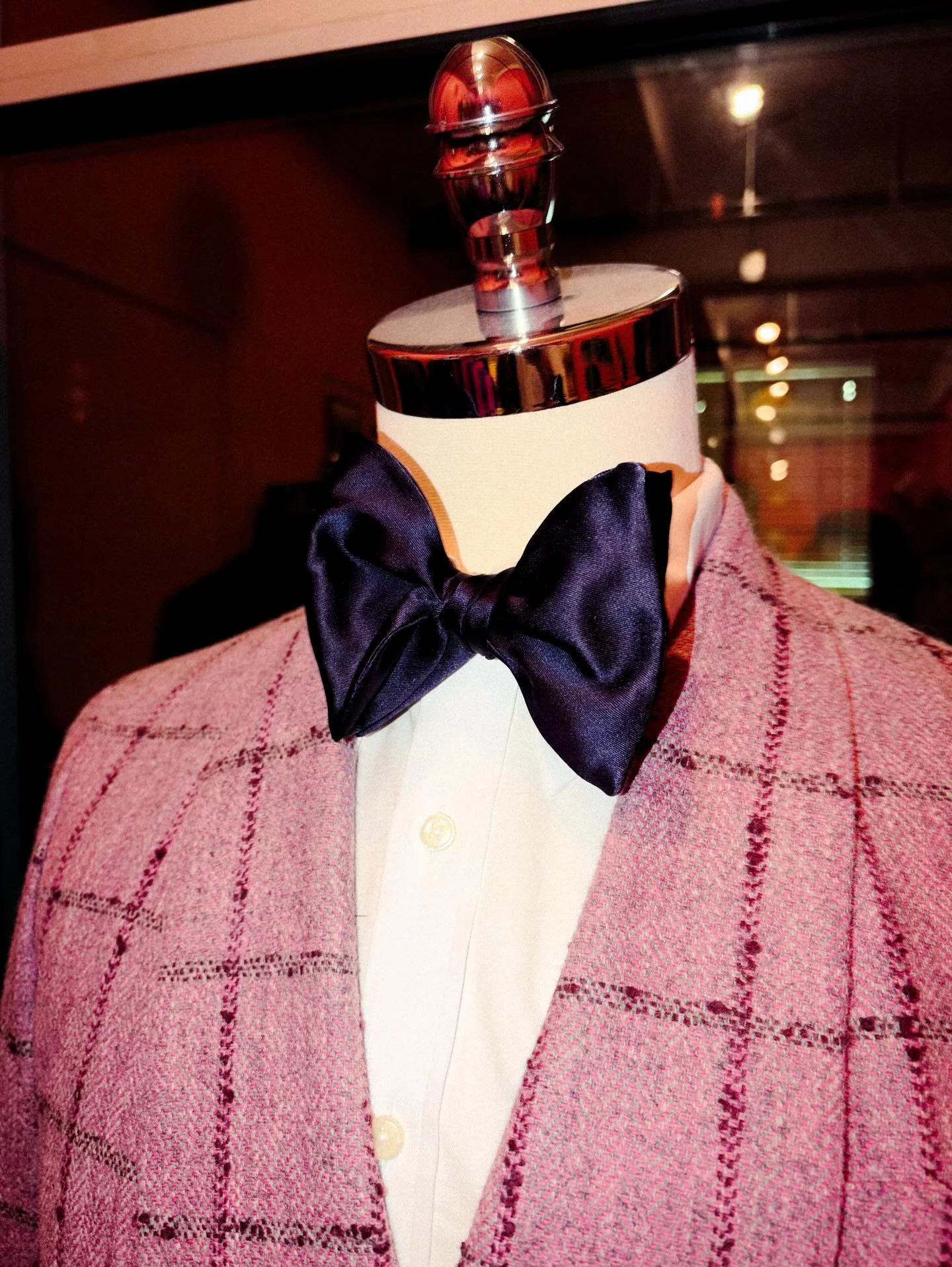 Mad King George x @oakandaudubon bow ties. You know you want one. Available soon. 

#menswear #womanswear #bespoke #madetomeasure #blacktie #wedding #eveningwear