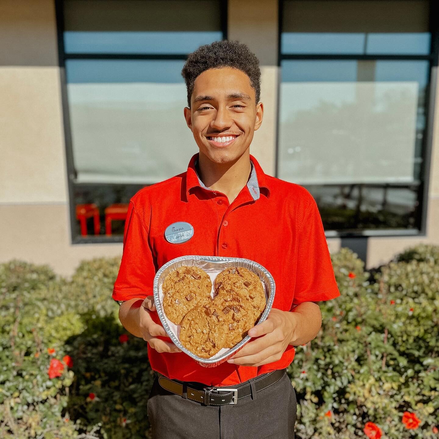 ❤️🩷 Share the love this season with our heart shaped trays. Tray are available while supplies last at participating locations 🍪💖 #cfaharborblvd