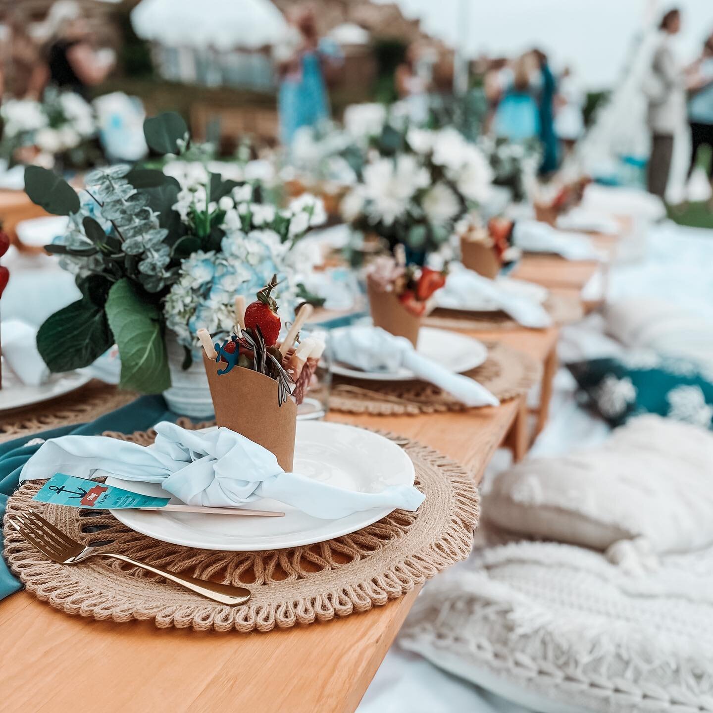 Every last touch counts!
.
.
.
.
#hellopicnicoc #letussetthetableforyou #picnicsoc #beaches #parks #social #ocevents #picnic #cheeseboard #charcuterieboard #grazingboard #decor #aesthetic #socialgatherings #california #newportbeach #lagunabeach #hunt