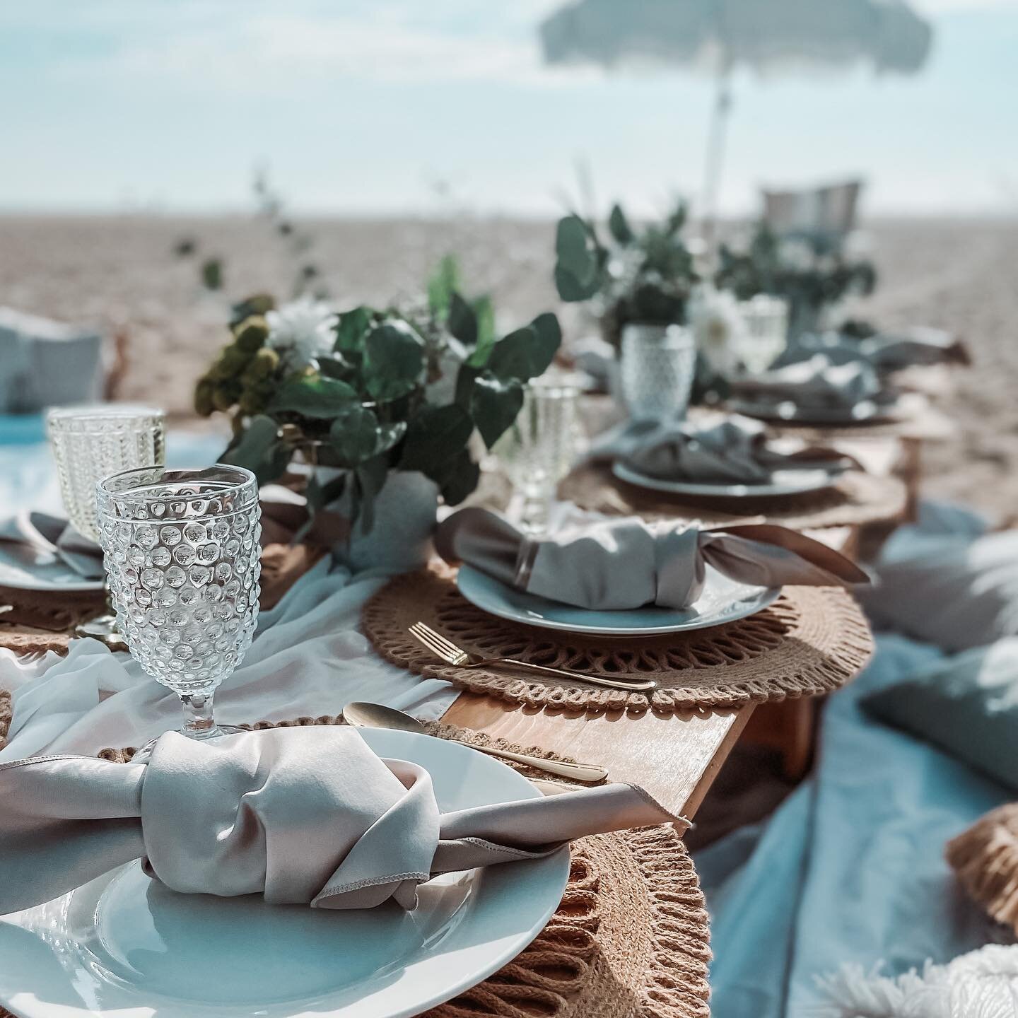 Whoever said the end of summers means no more picnics is crazy when you live in Southern California ☀️ 
.
.
.
.
#hellopicnicoc #letussetthetableforyou #picnicsoc #beaches #parks #social #ocevents #picnic #cheeseboard #charcuterieboard #grazingboard #