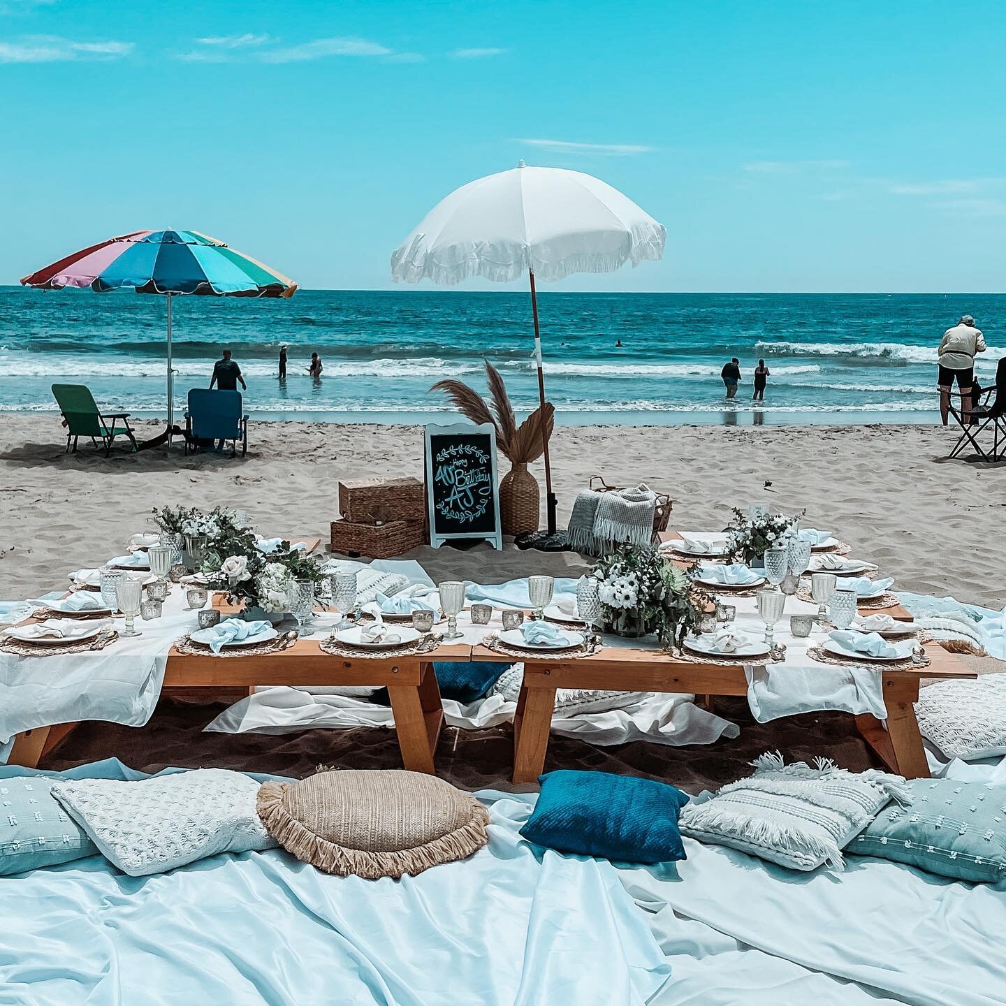 Cloudy days? Never heard of them ☀️ 
.
.
.
.
#hellopicnicoc #letussetthetableforyou #picnicsoc #beaches #parks #social #ocevents #picnic #cheeseboard #charcuterieboard #grazingboard #decor #aesthetic #socialgatherings #california #newportbeach #lagun