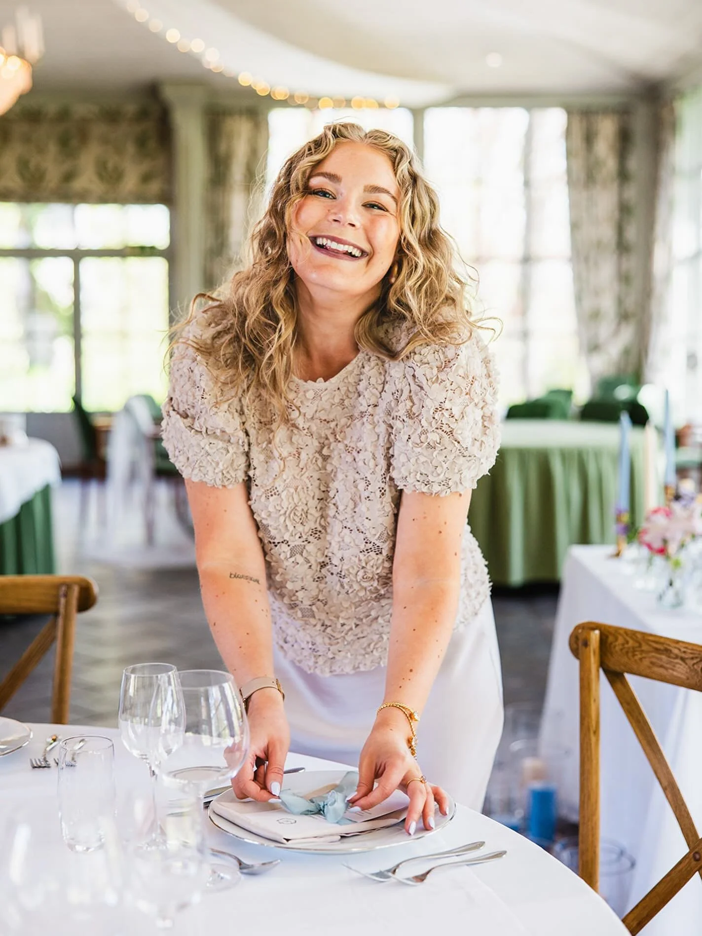 BLOMSTRANDE NYHETER &hellip; 🌼🌸🌱

&hellip; denna br&ouml;llopskoordinatorn ska &auml;ven bli FLORIST! 💐

Japp, du l&auml;ste r&auml;tt! N&auml;sta vecka tar jag plats i skolb&auml;nken hos @munkerods f&ouml;r att p&aring;b&ouml;rja utbildningen t