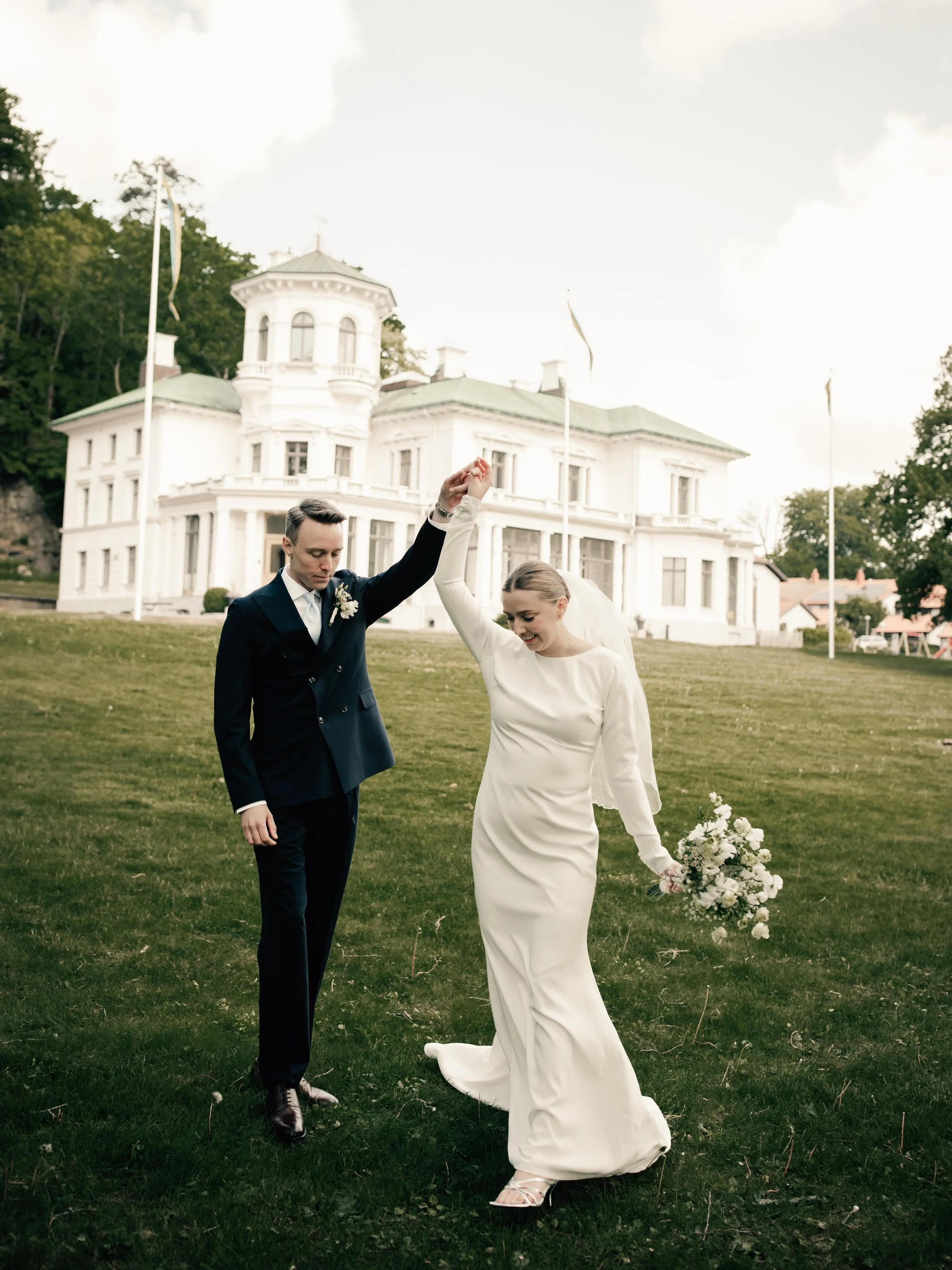 ✨SOFIE &amp; MAX✨

Idag &auml;r det 1 &aring;r sedan er k&auml;rleksdag och GRATTIS till ett helt &aring;r som gifta! Vilken dag, vilket par och vilken k&auml;rlek 🤍

Swipe f&ouml;r att l&auml;sa deras fina ord 👉

📸: @fotograf_avvaphotography 
💐: