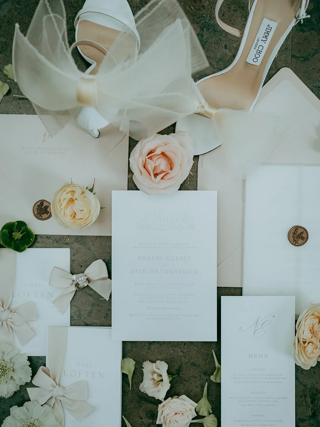 Det &auml;r detaljerna som skapar helheten 🎀

Fotograf: @mariabrostromcom 
Trycksaker och dukning: @ohhappy.se 
Br&ouml;llopskoordinator: @goteborgsbrollop 
Lokal: @norrviken_wedding 
T&aring;rta: @cakegardenpaulina 

#br&ouml;llop #br&ouml;llop2026