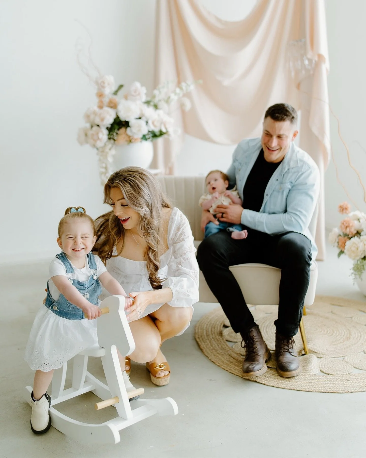 it&rsquo;s sweet. It&rsquo;s chaotic. It&rsquo;s fun. it&rsquo;s lovely 🥹 
I absolutely love photographing a growing family. 
From their first baby to now their second one&mdash; it&rsquo;s such an honour to witness @jennchartrand &amp; @danchartran