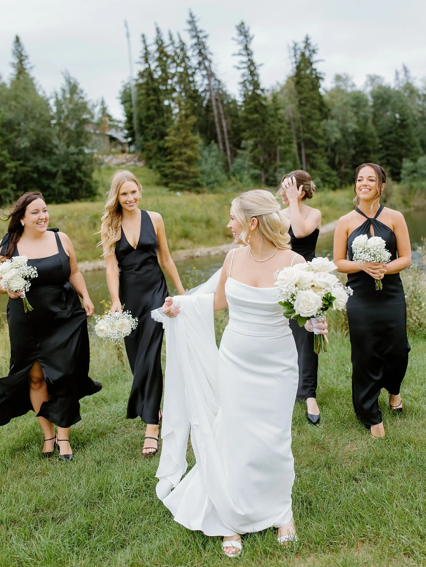 love the all black dresses contrasting the brides🤍🖤
