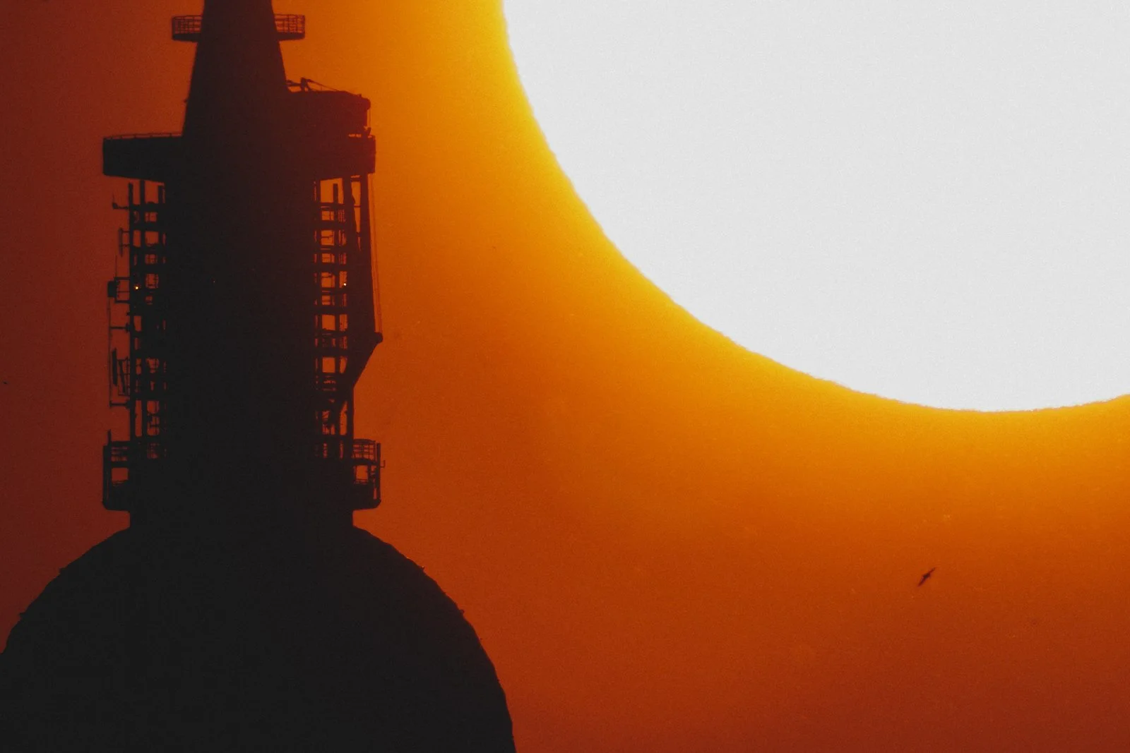 Der Berliner Fernsehturm zeichnet sich ab vor der untergehenden Sonne im Juni 2026.