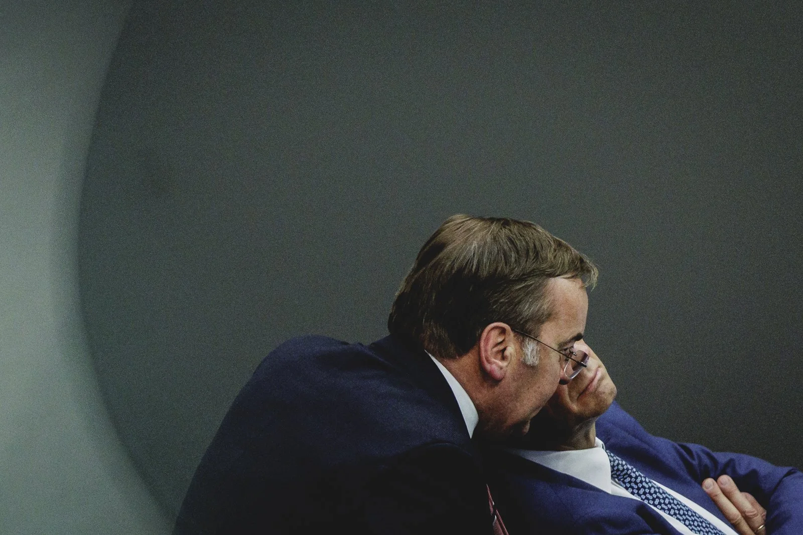 Bundeskanzler Friedrich Merz und Bundesverteidigungsminister Boris Pistorius unterhalten sich im Deutschen Bundestag in Berlin, 18.03.2026.