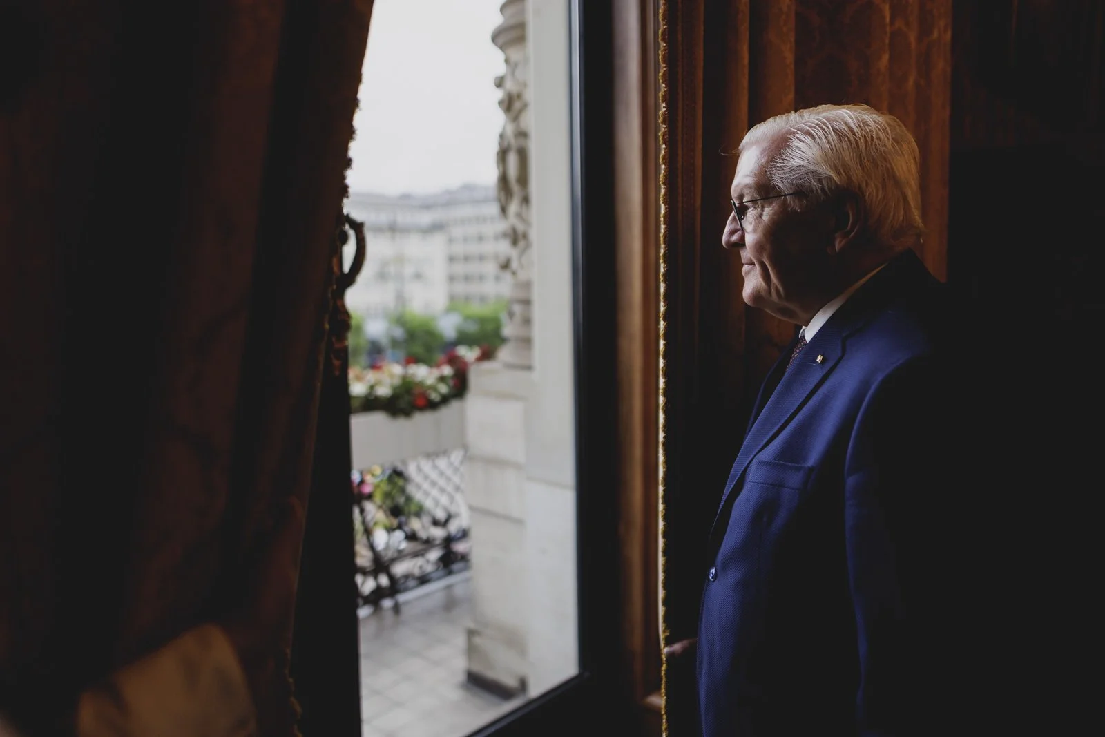 Bundespräsident Frank-Walter Steinmeier schaut auf dem Fenster des Hamburger Rathauses im Rahmen der Hamburg Sustainability Conference am 29.06.2026.