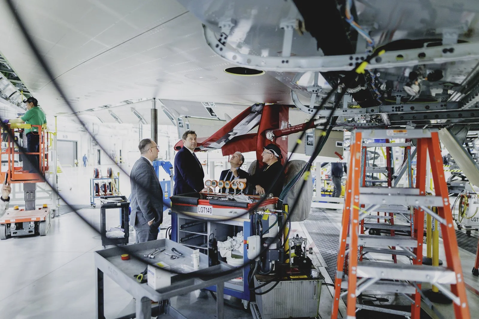 Bundesfinanzminister und Vizekanzler Lars Klingbeil schaut sich die Flugzeugproduktion im Werk von Bombardier an in Toronto, 08.05.2026.