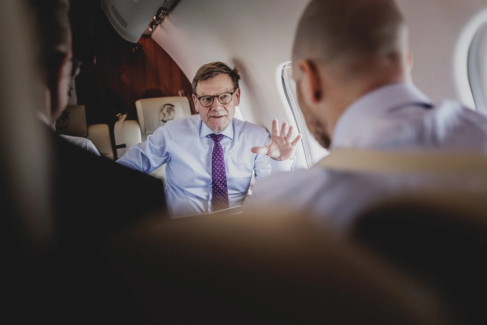 Bundesaußenminister Johann Wadephul im Gespräch an Board der Regierungsmaschine auf dem Weg nach Brüssel, 23.02.2026.