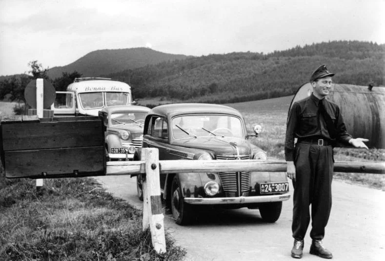Bundesarchiv_B_145_Bild-F000250-0057,_Deutsch-deutsche_Grenze_bei_Heldra,_BGS-Beamter.jpg