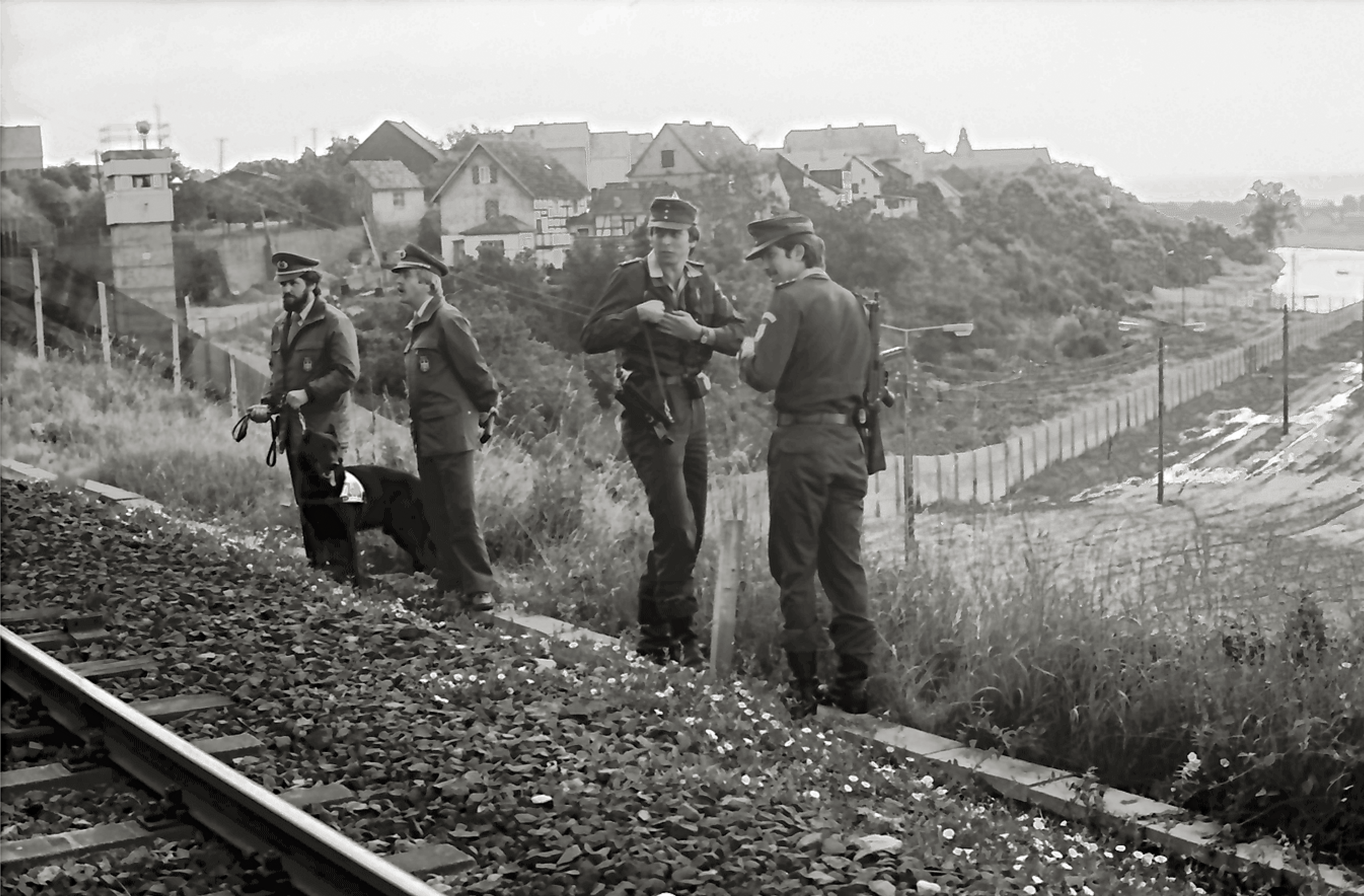 Bundesgrenzschutz,_Zoll_an_der_Hersfelder_Kreisbahn_vor_Zonengrenze,_25._Juni_1980.png