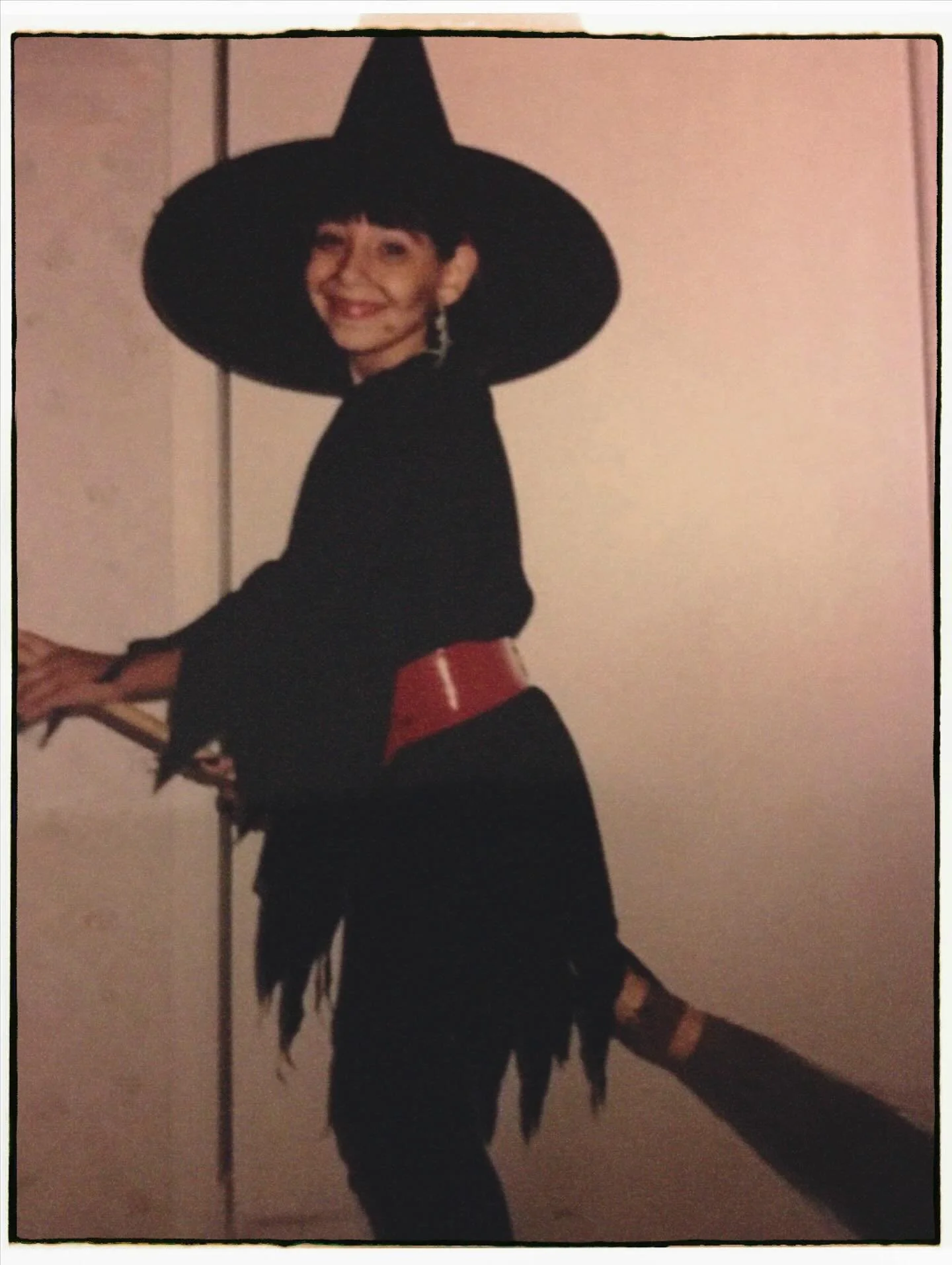 happy Halloween from baby E!! I never smiled as big unless I was dressed as a witch 😹👏 I finally felt at home in my little body !! It&rsquo;s still my favorite holiday of allllll TIME! 🤩🎃💀👻🔮 

** friendly reminder that the intuitive reading sa