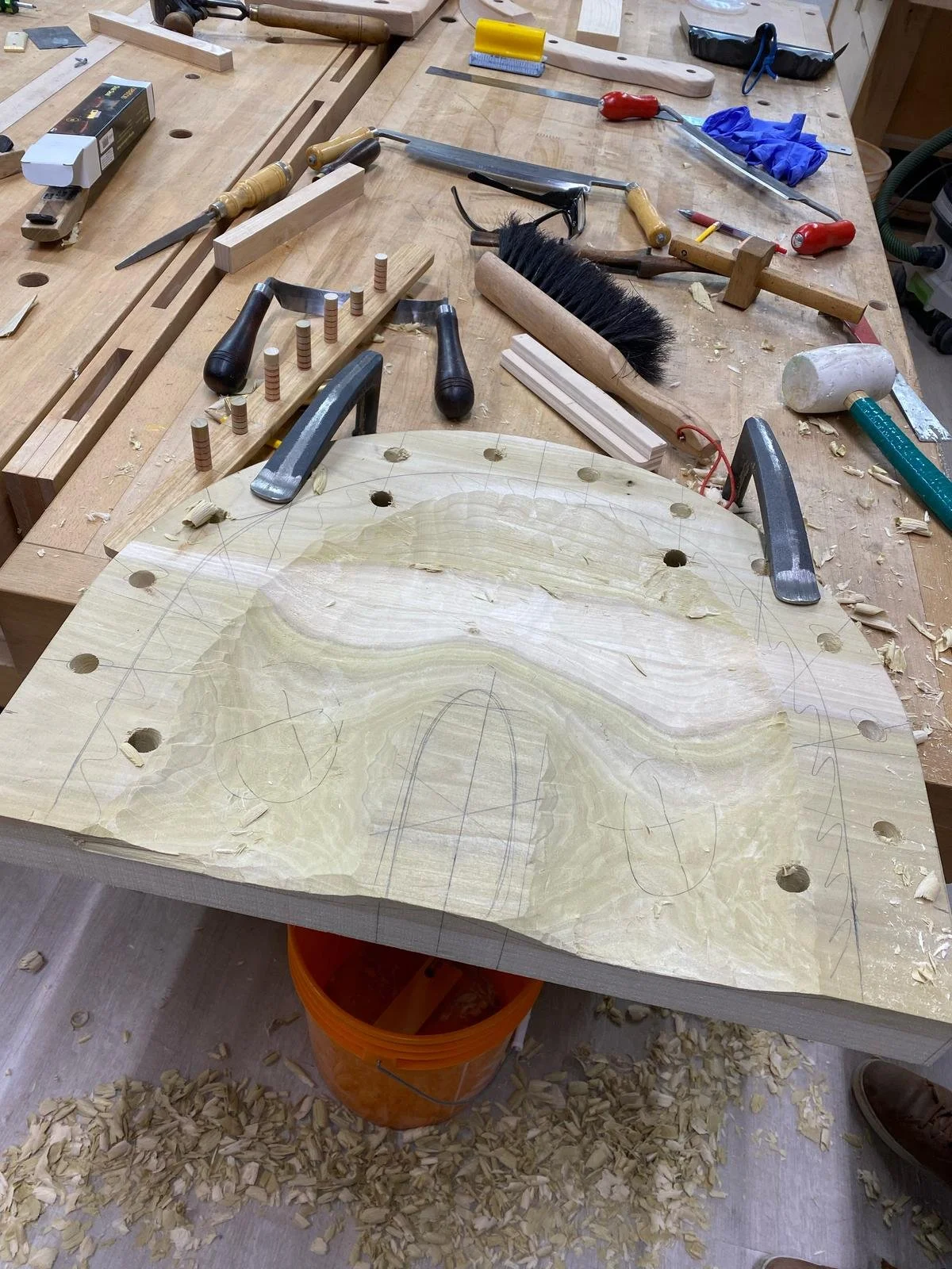 Chair seat held with benchhooks