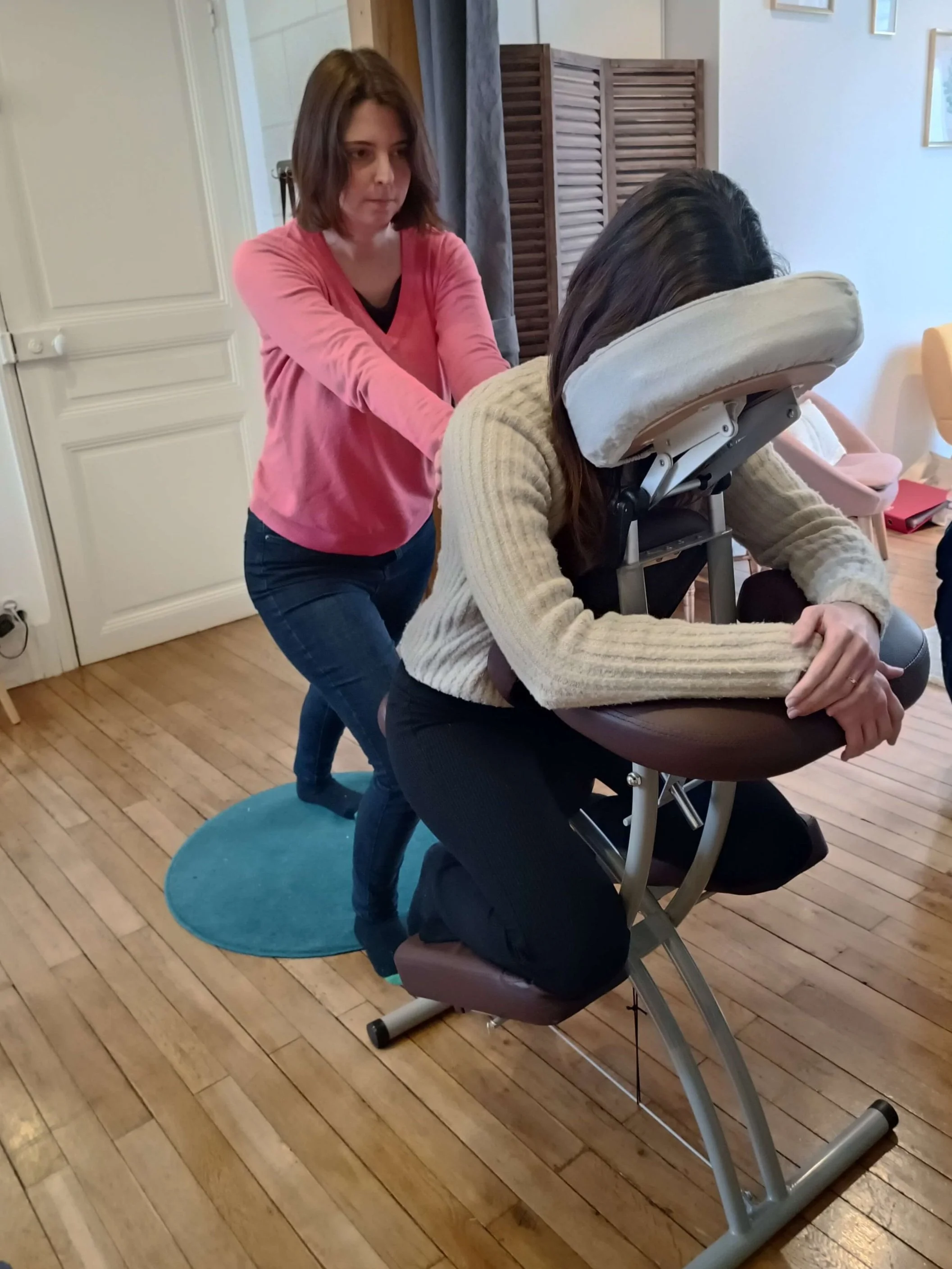 Séance de massage Amma Assis en entreprise à Tours par Neigeline Bunet