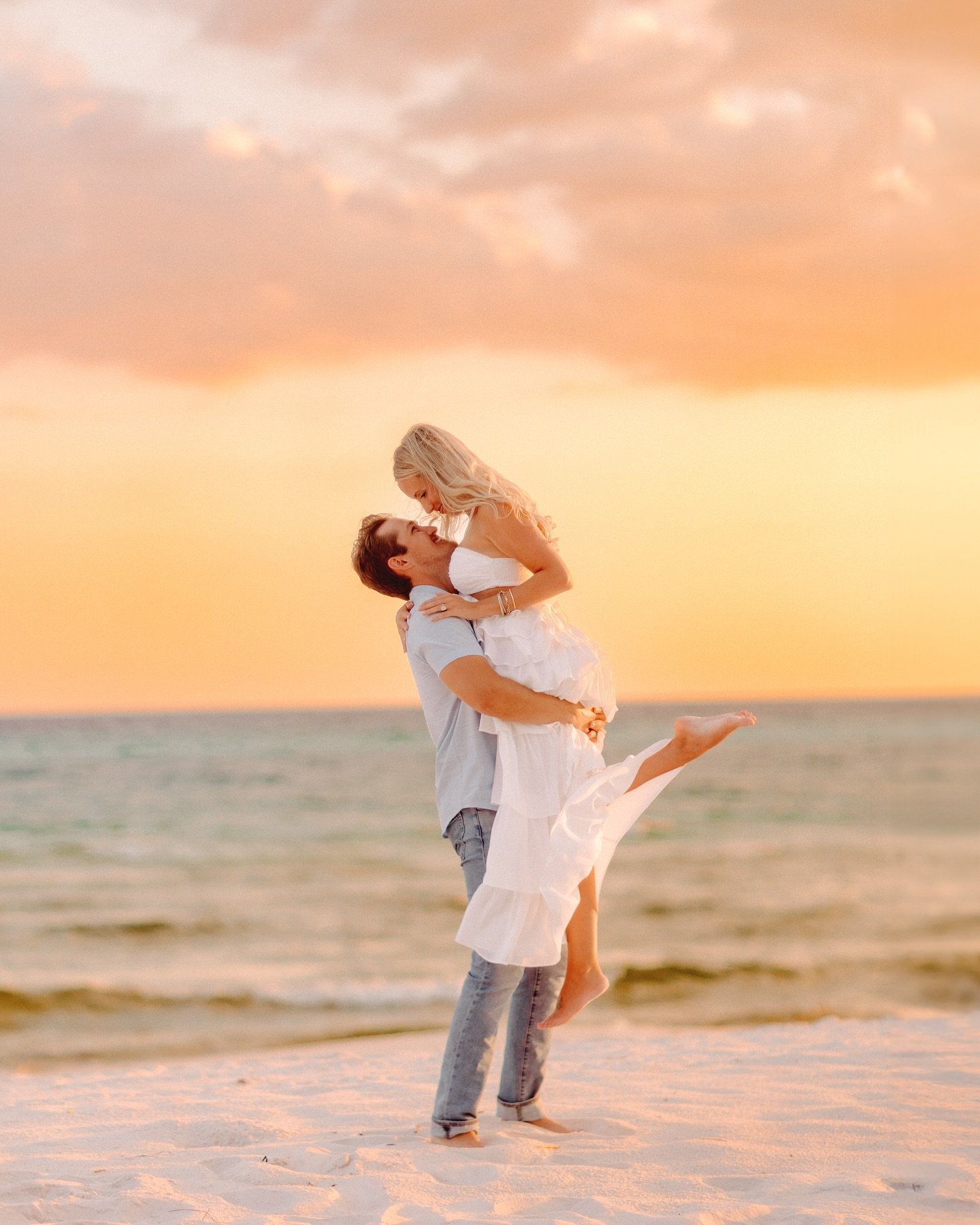 Meet me at the beach🩷🌊 More to come from this gorgeous vacay engagement session celebrating Jordan and Tori! We spent the whole evening together frolicking around Rosemary Beach before hitting the sand at sunset, so stay tuned for those!

(Sidenote