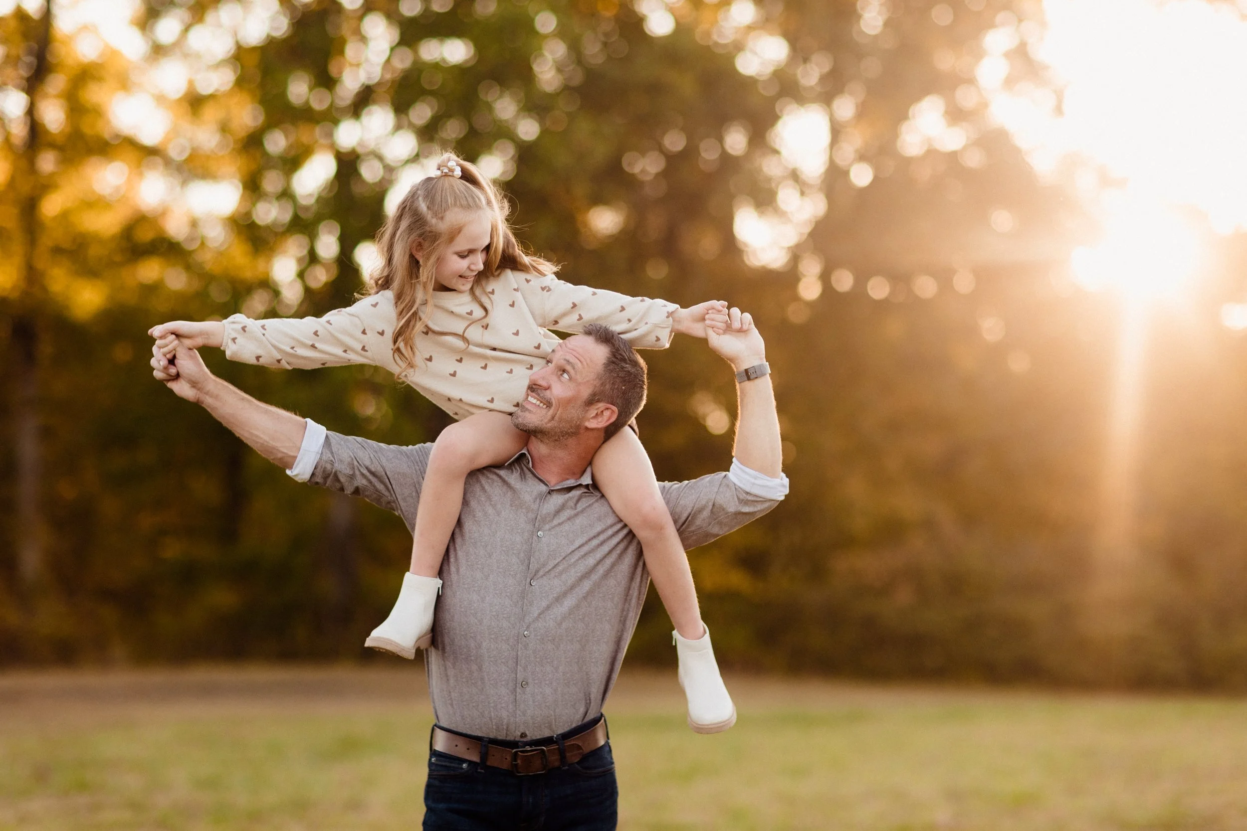 austin tx family lifestyle photographer candid fun relaxed children of all ages extended family outdoor golden hour