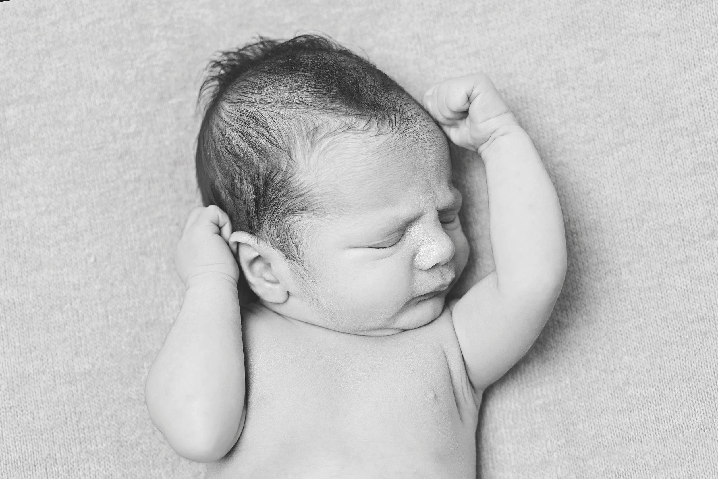 Relaxed newborn photography with parents and siblings at home