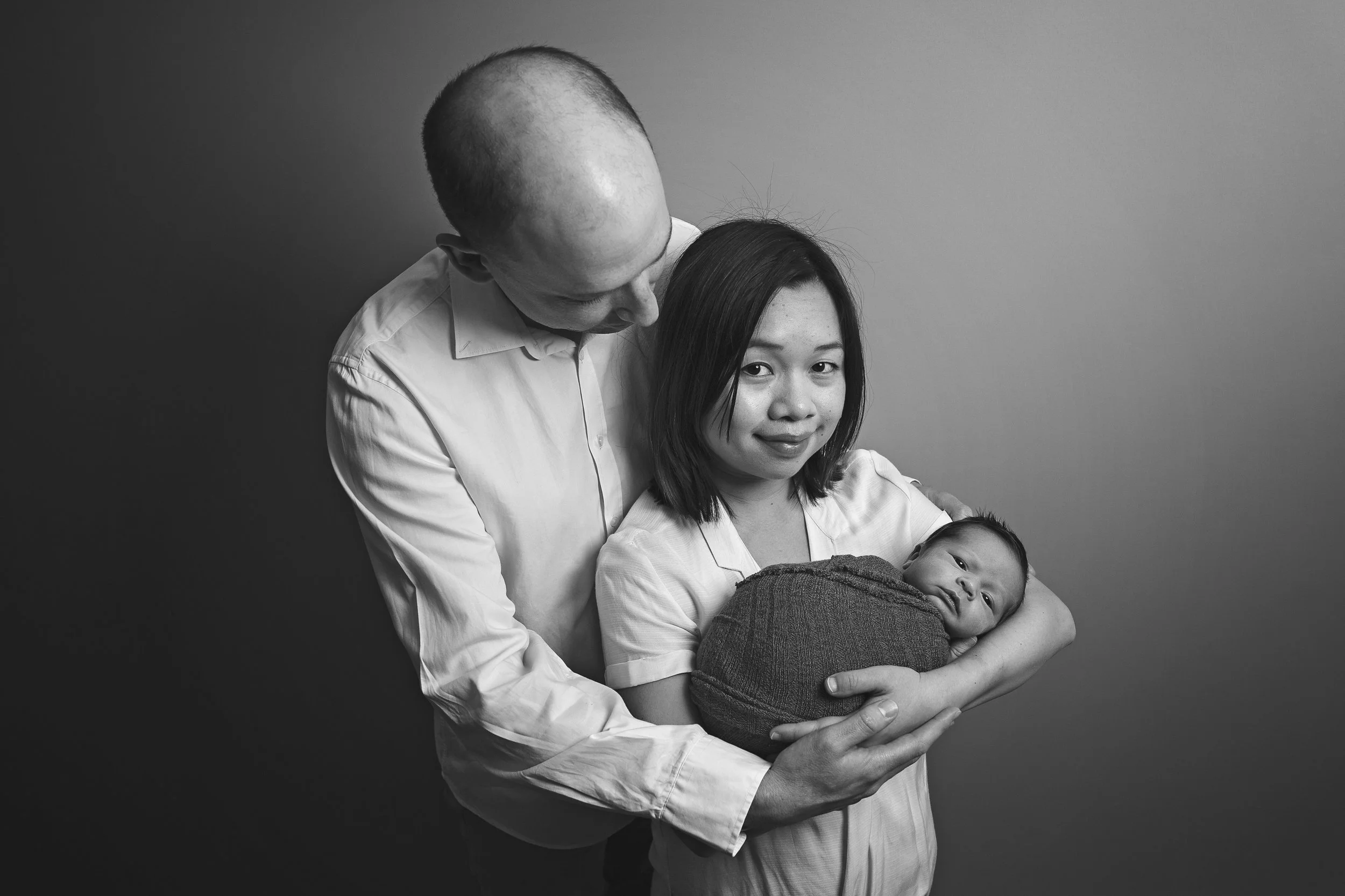 black and white photo of parents holding baby, newborn photographer, blue mountains Post natal Confinement lying in period zuo yue zi 坐月子