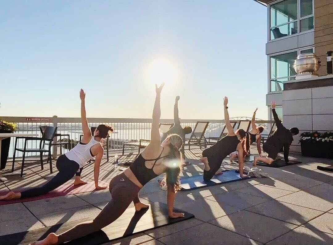 💪🏻 Park Lane welcomed the sun this morning during a sunrise yoga class with @clubhighrise &amp; @jessfaithguyer! 🌤🧘&zwj;♀️ Thank you helping us kick off #BozzutoRAD!
&bull;
#bostonseaport #seaportboston #seaportsummer #bozzutogroup #bozzutoboston