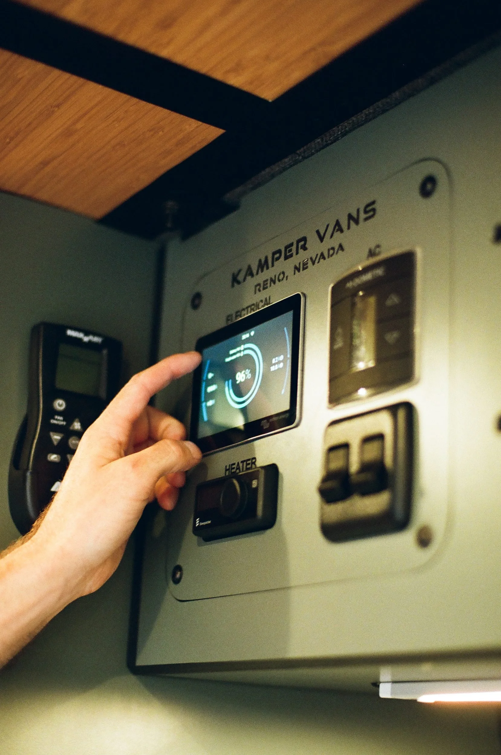 17-victron-cerbo-gx-touchscreen-800ah-lithium-system.jpg