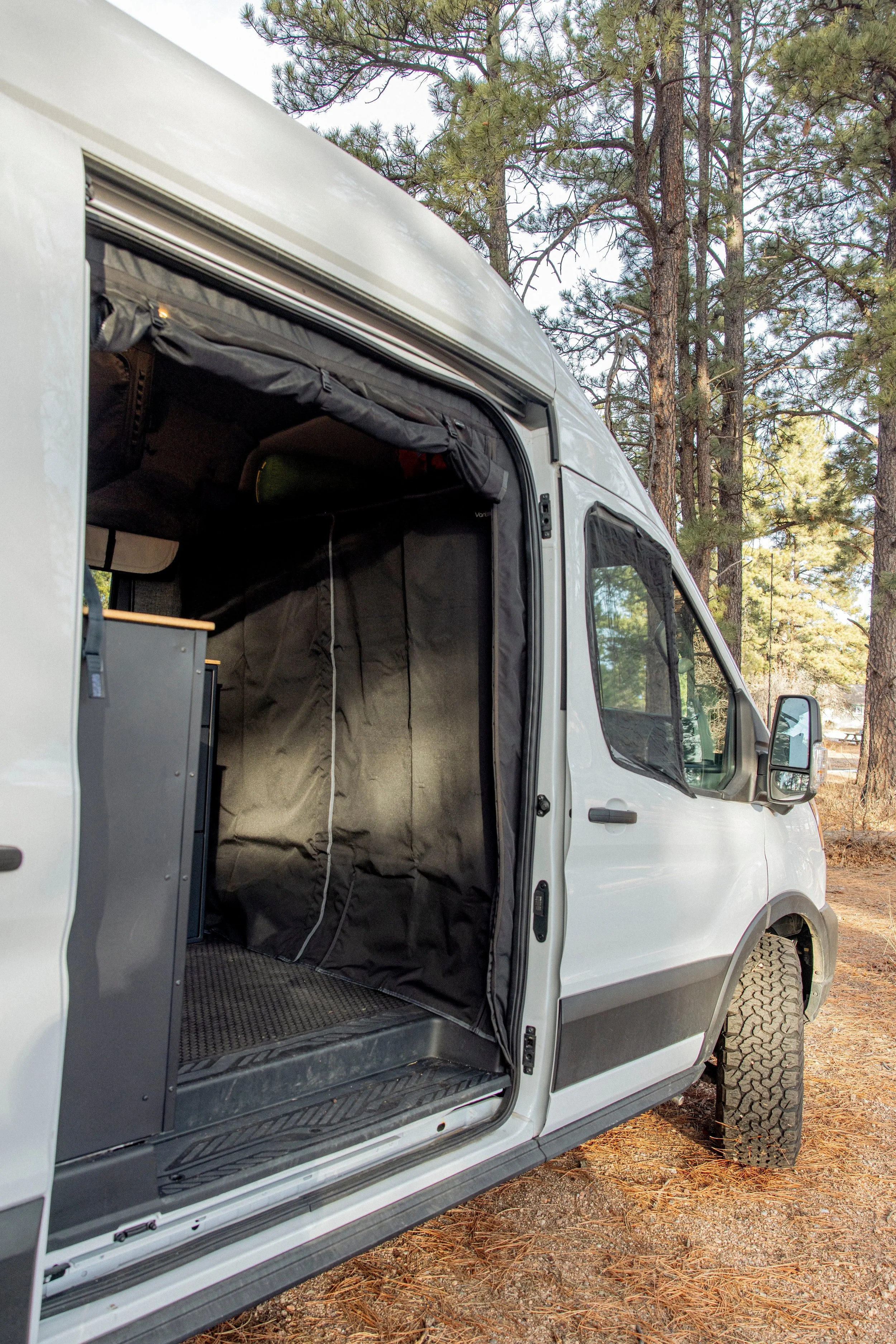 VanEssential-FORDCURTAIN-3.jpg