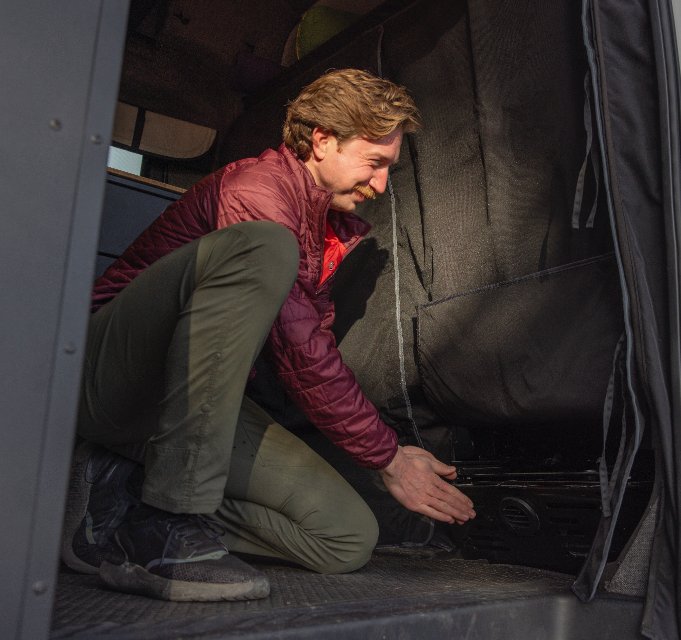 VanEssential-_FORDCURTAIN-2.png
