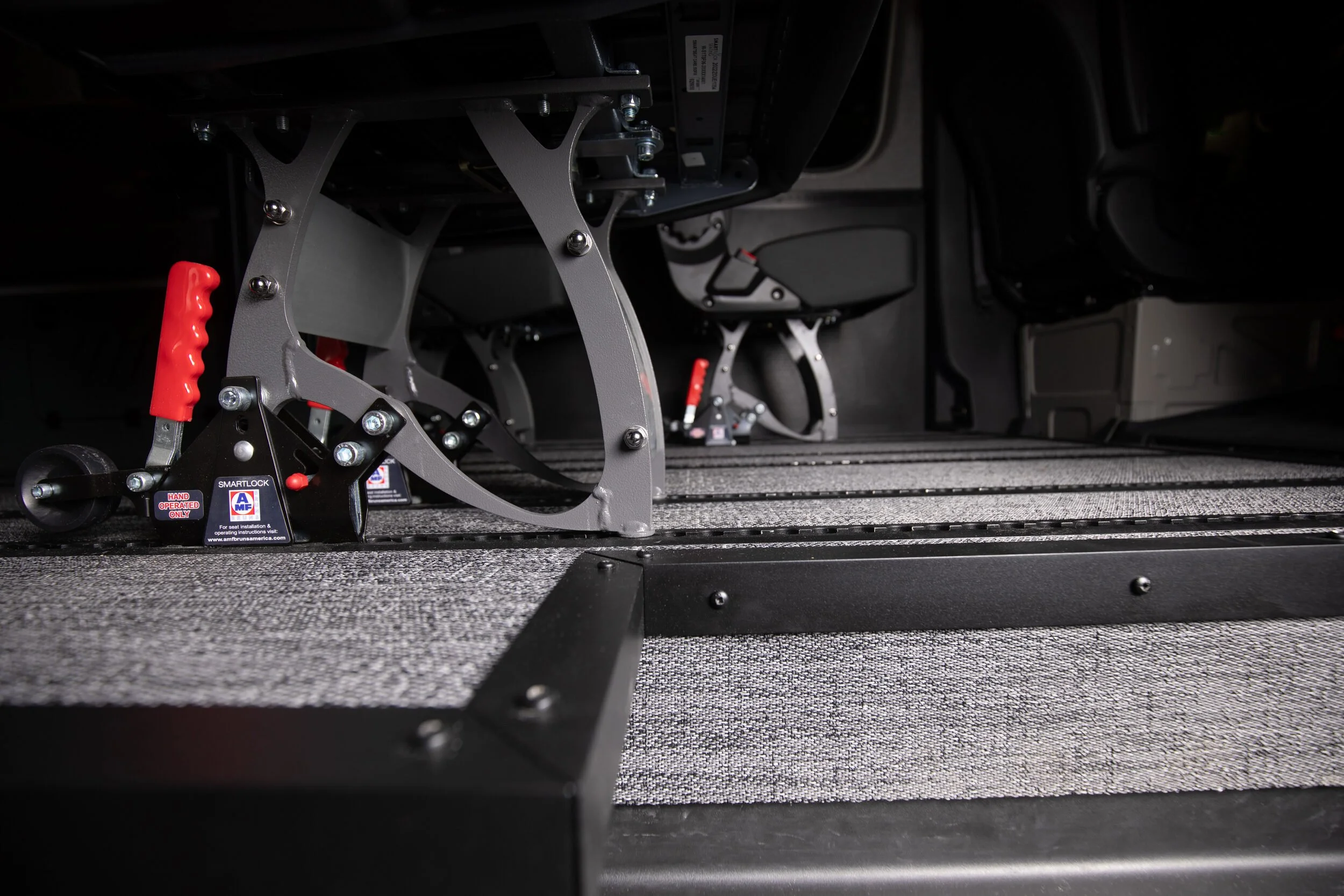 09-smart-seat-quick-release-legs.jpg