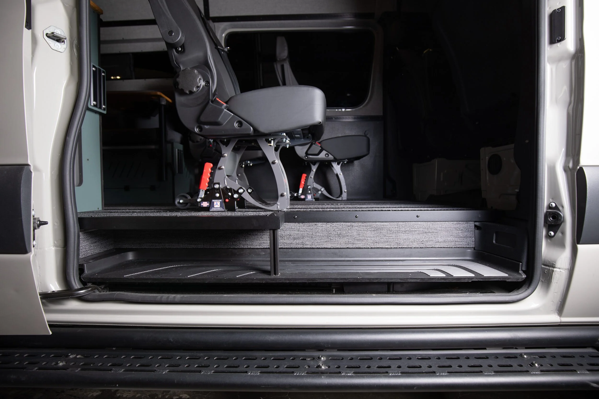 08-smartfloor-seat-rails-sprinter-144.jpg