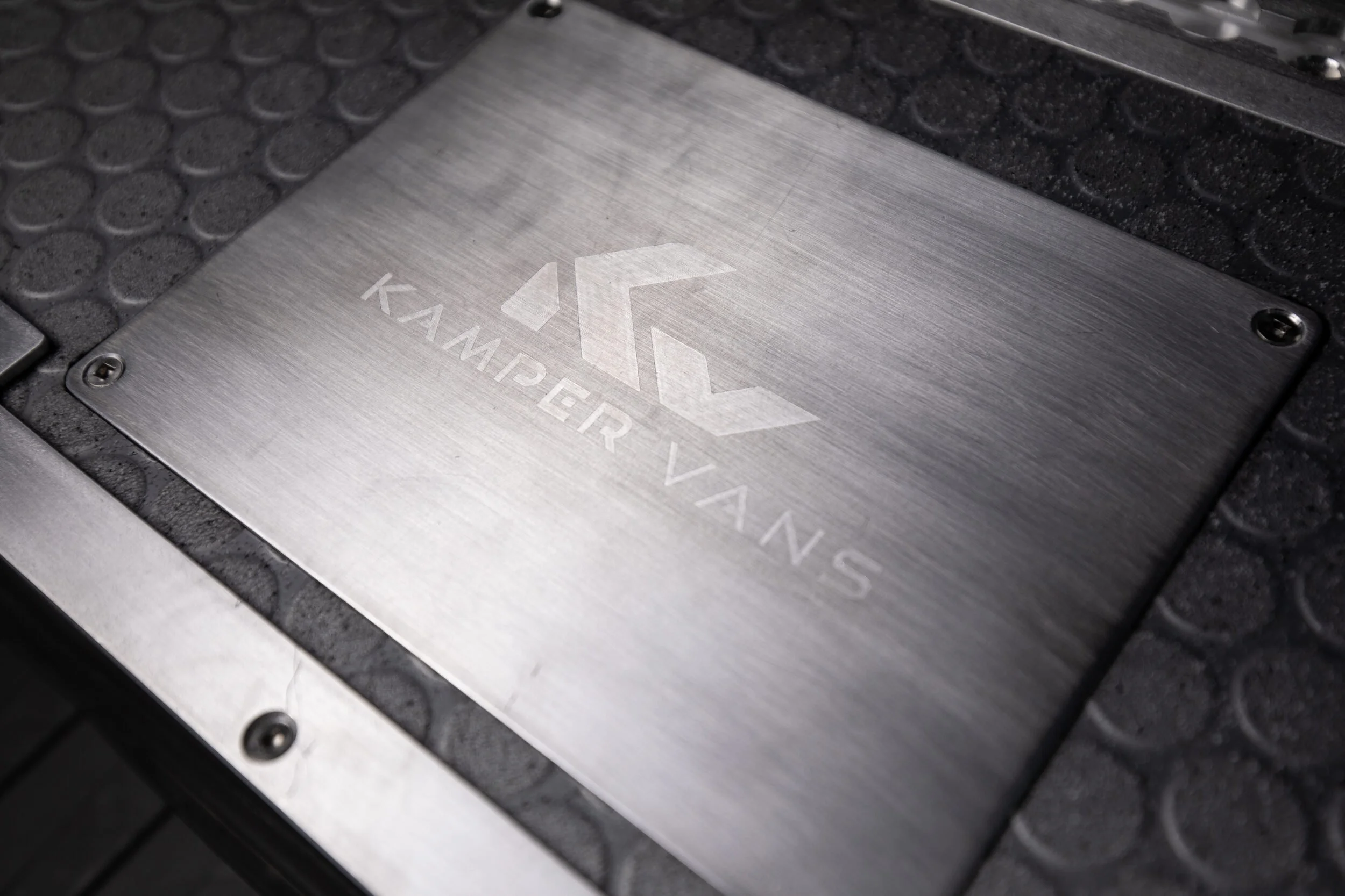 17-kamper-vans-logo-floor-hatch.jpg