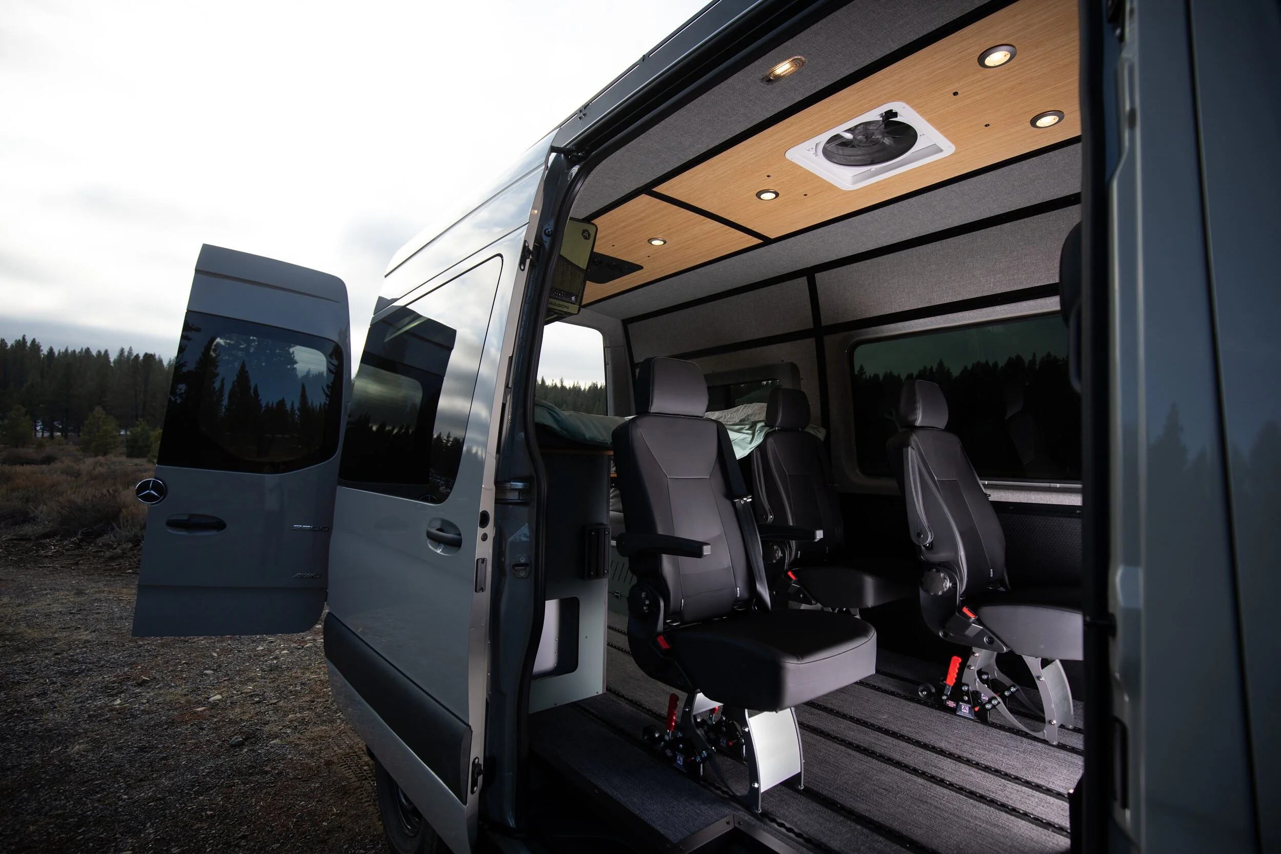 02-sprinter-144-crew-van-swivel-seats-and-smartfloor.jpg